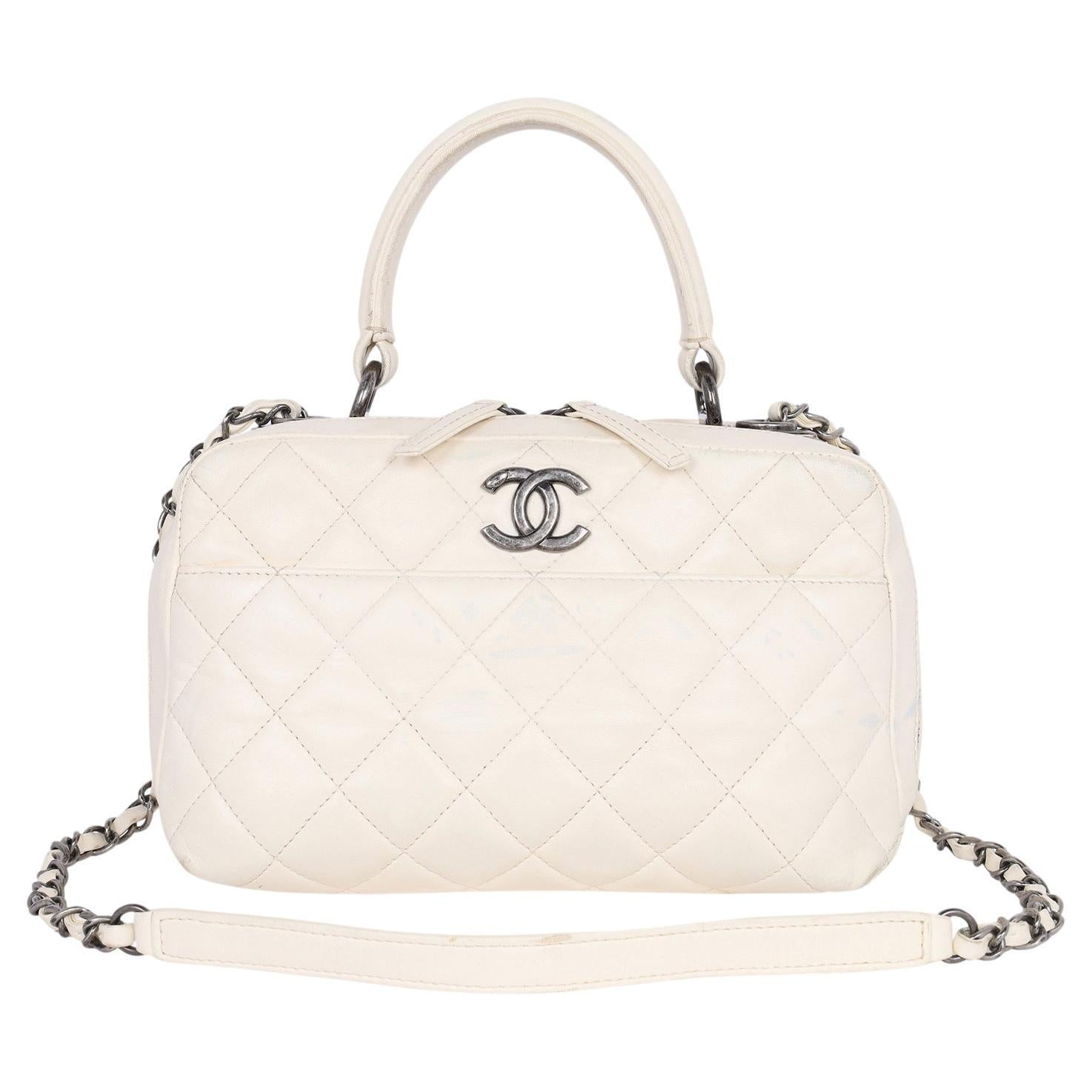 Chanel Vanity Case blanc matelassé à poignée supérieure en cuir d'agneau en vente