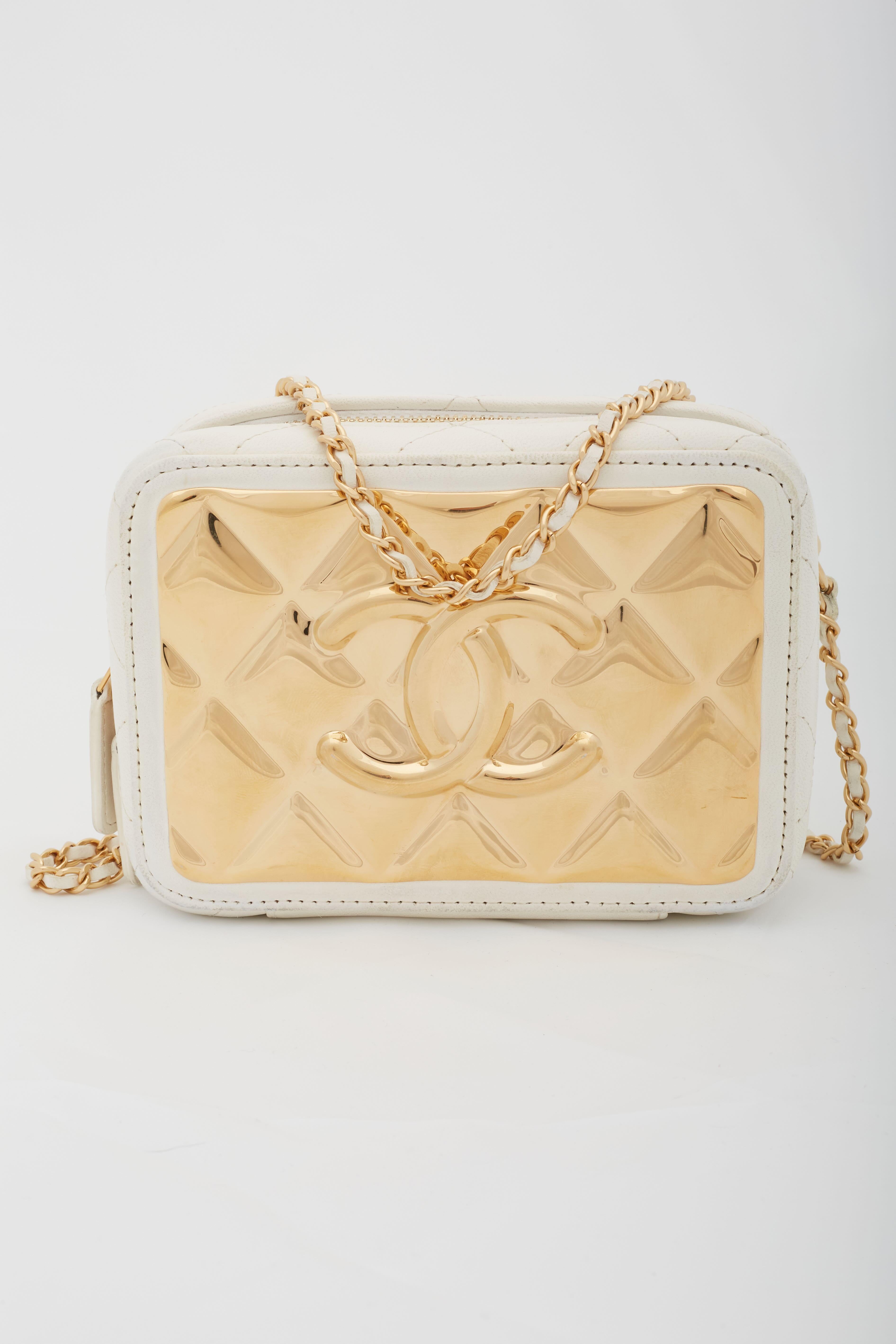 Chanel Lambskin White Golden Plate Vanity Shoulder Bag In Good Condition For Sale In Montreal, Quebec
