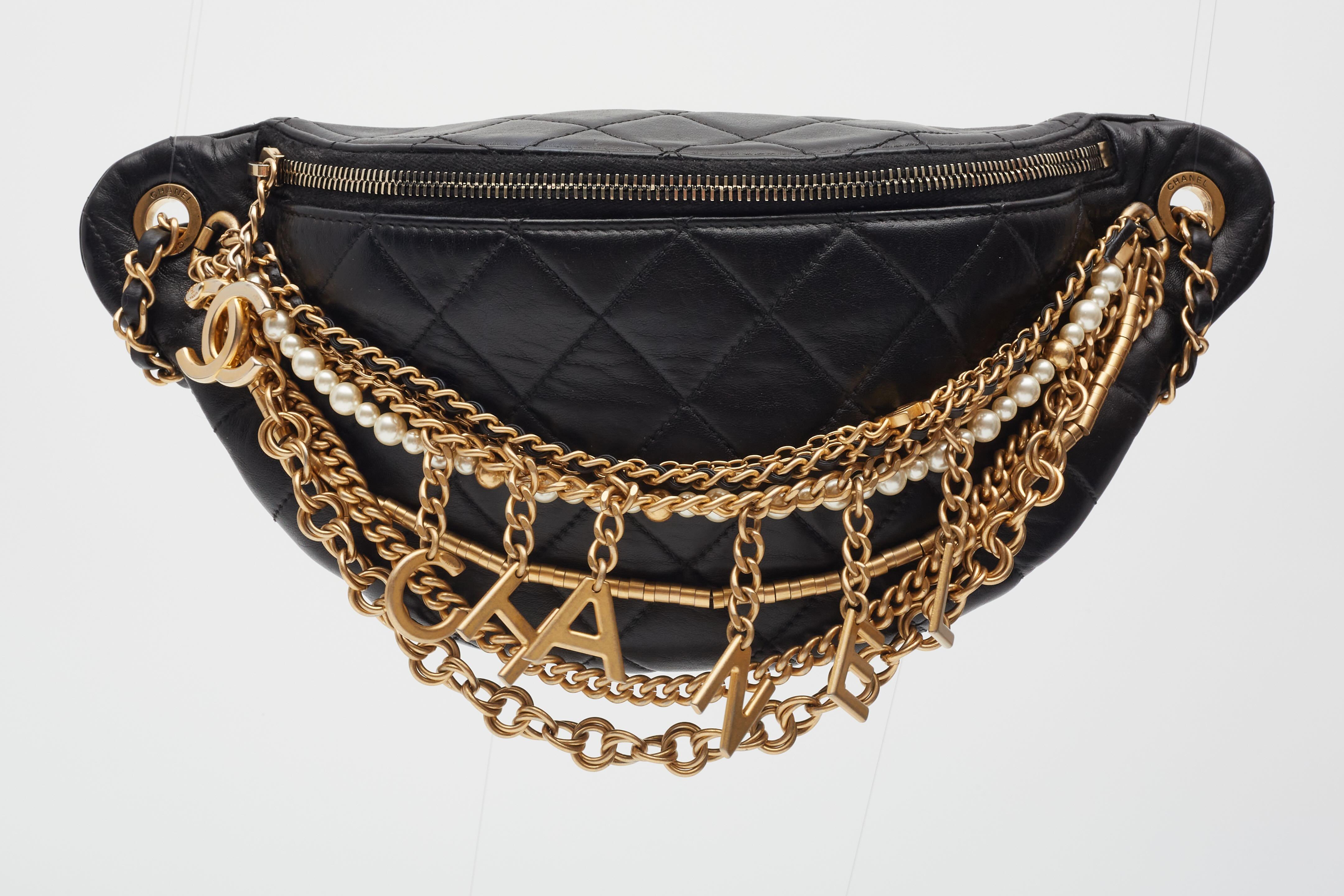Chanel sac ceinture en cuir d'agneau blanc matelassé « All About Chains » Excellent état à Montreal, Quebec