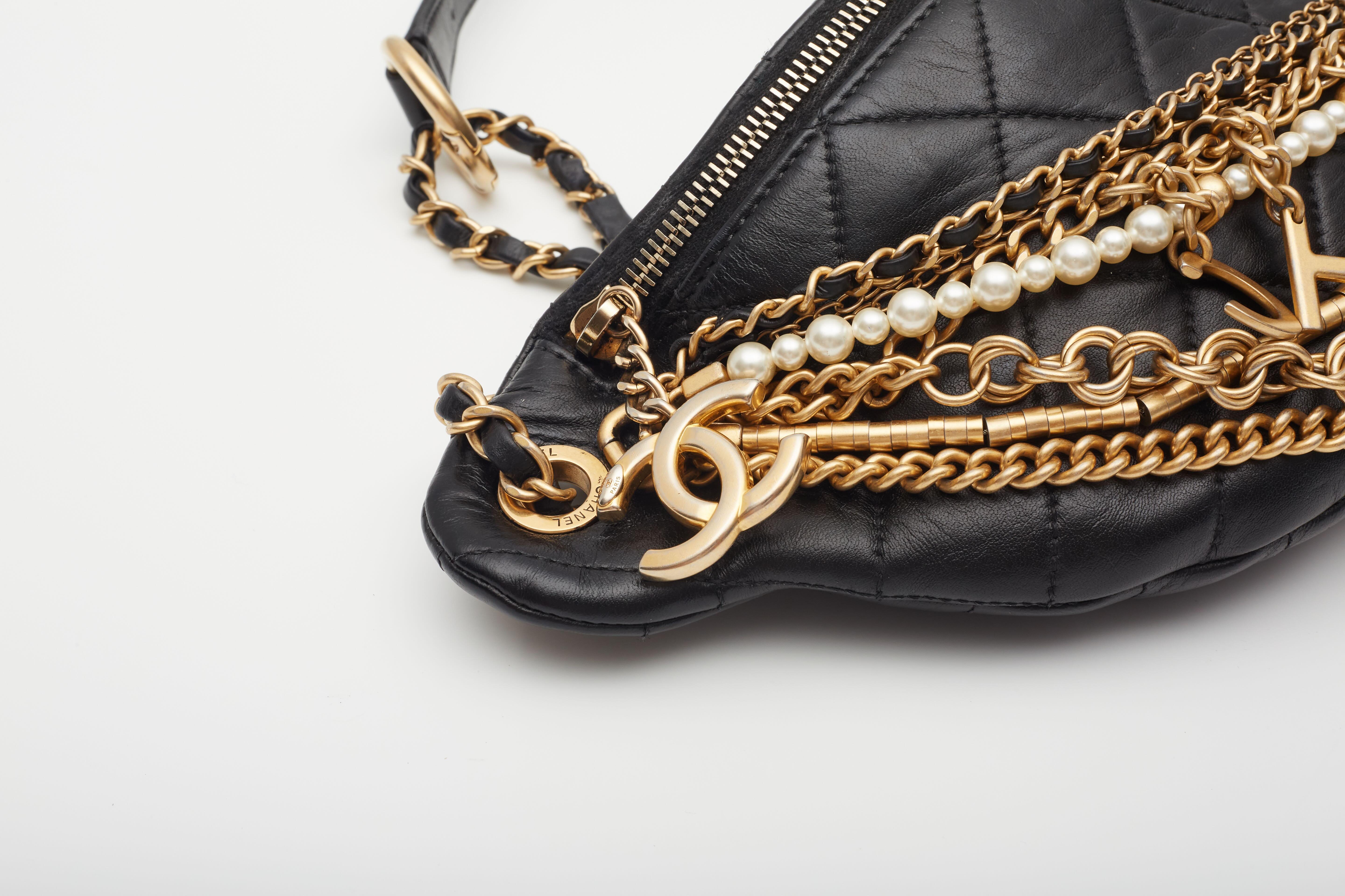 Chanel sac ceinture en cuir d'agneau blanc matelassé « All About Chains » 1
