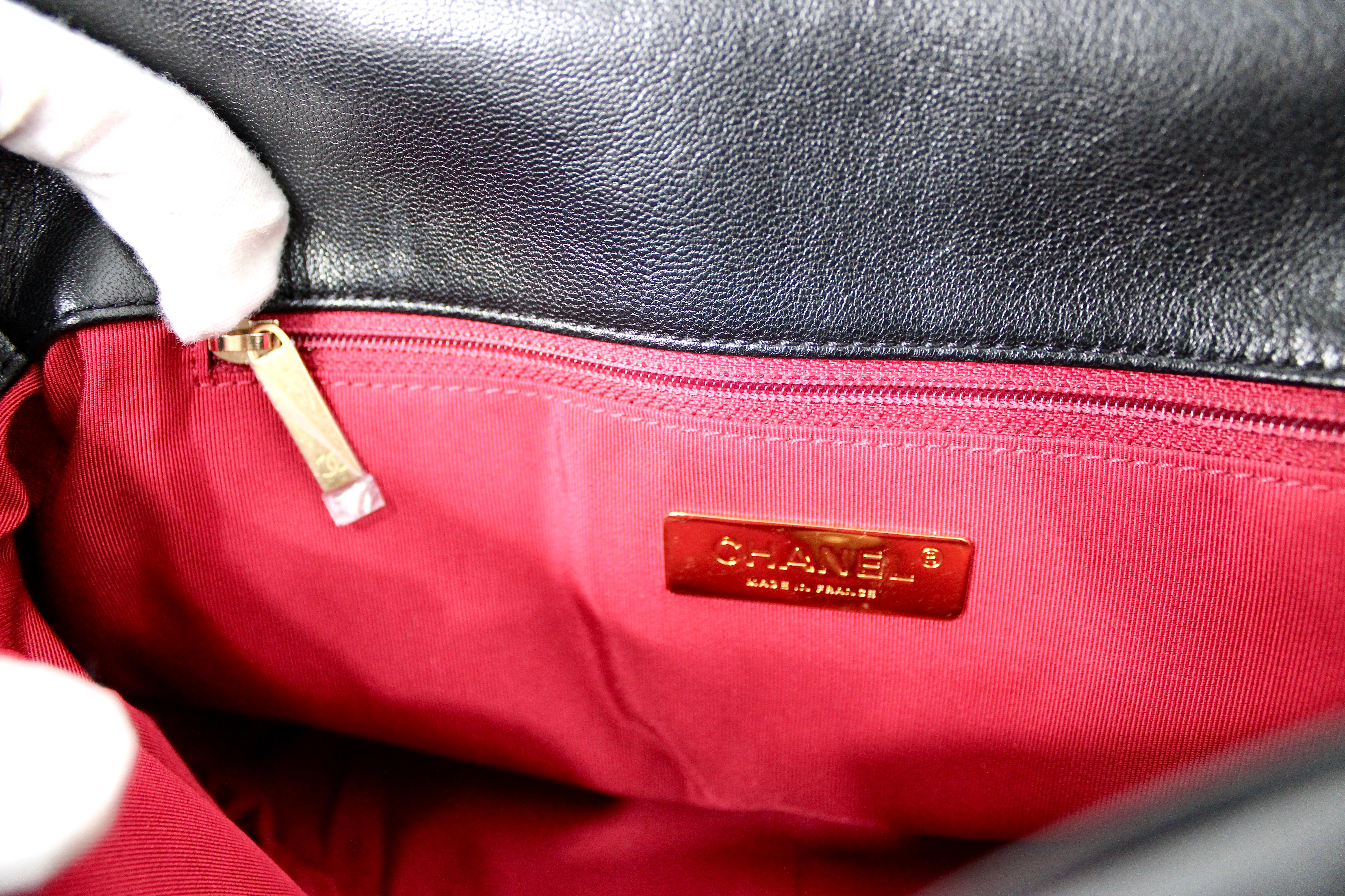 Chanel borsa grande 19 nera trapuntata in pelle d'agnello lucida in vendita 6