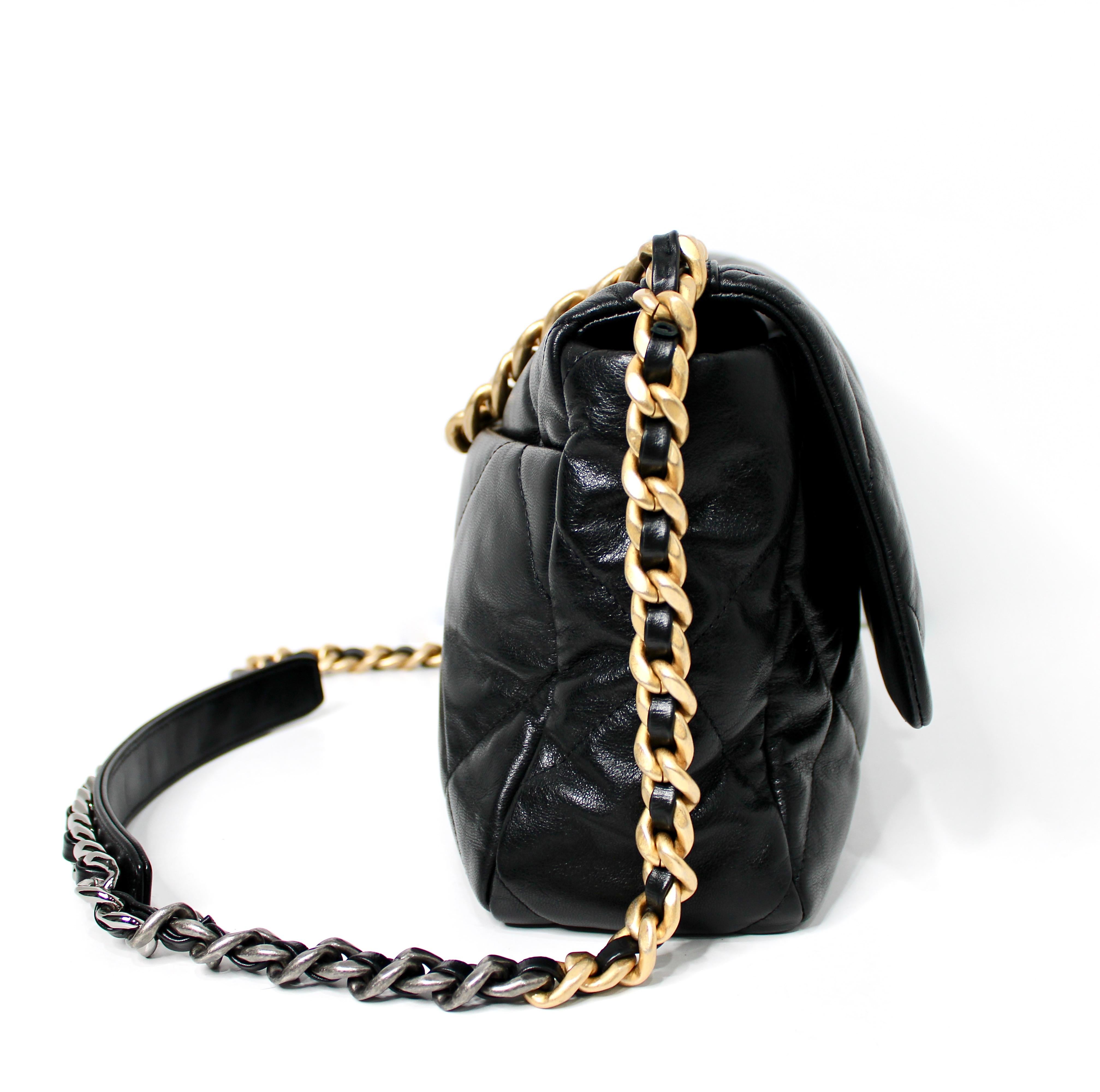 Chanel borsa grande 19 nera trapuntata in pelle d'agnello lucida in vendita 2