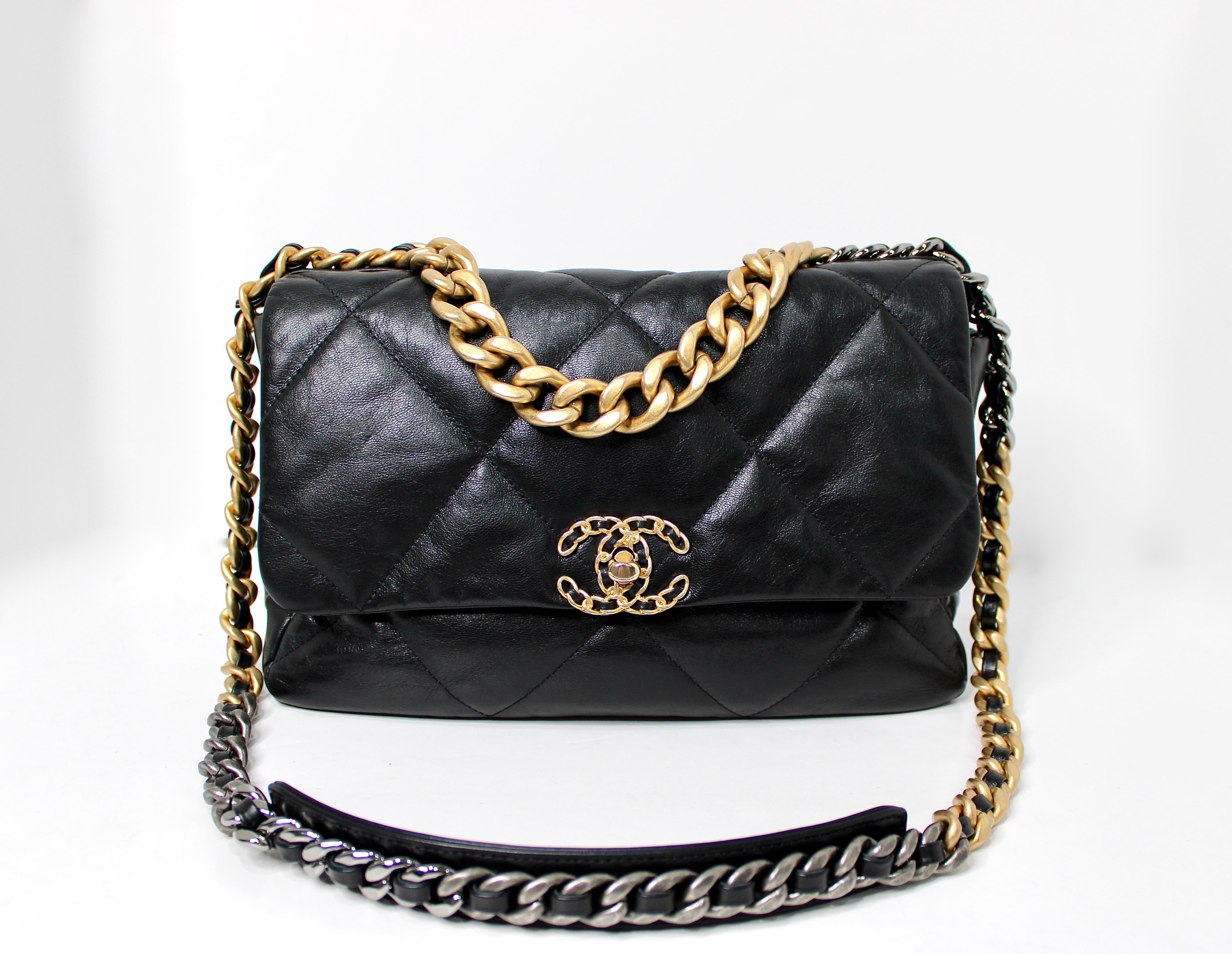 Chanel borsa grande 19 nera trapuntata in pelle d'agnello lucida in vendita 3
