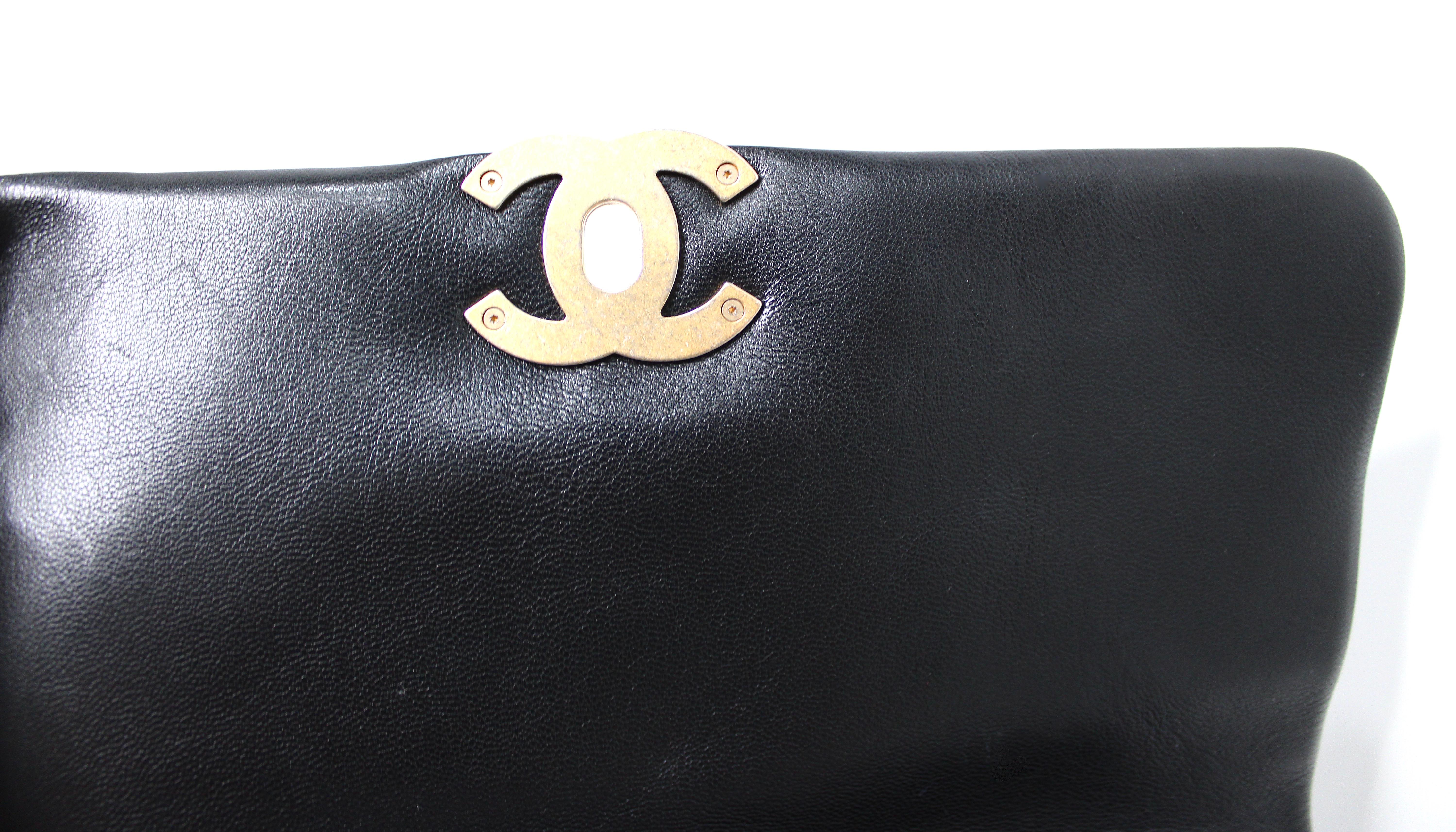 Chanel borsa grande 19 nera trapuntata in pelle d'agnello lucida in vendita 4