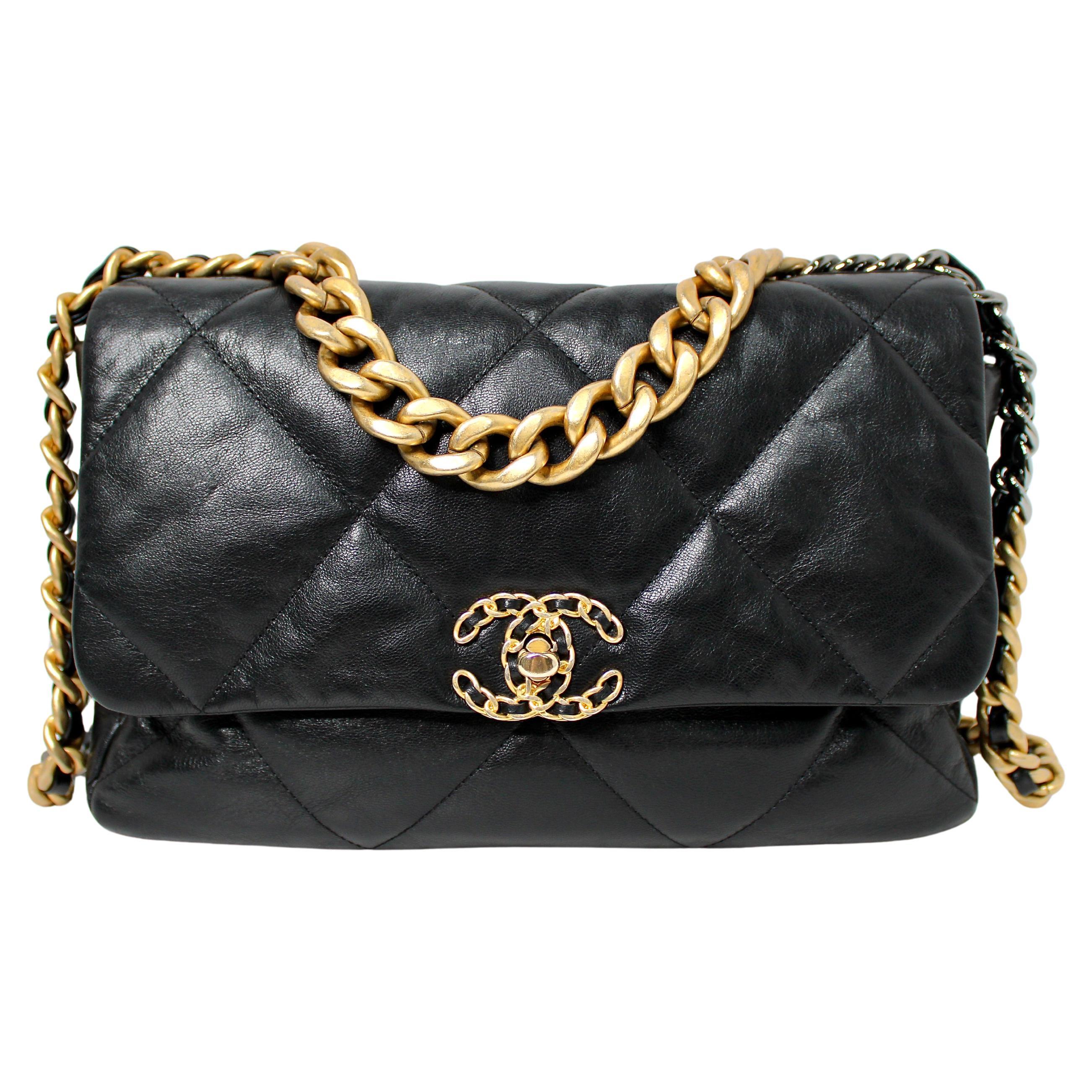 Chanel borsa grande 19 nera trapuntata in pelle d'agnello lucida