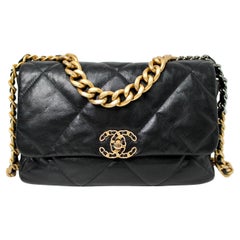 Chanel borsa grande 19 nera trapuntata in pelle d'agnello lucida