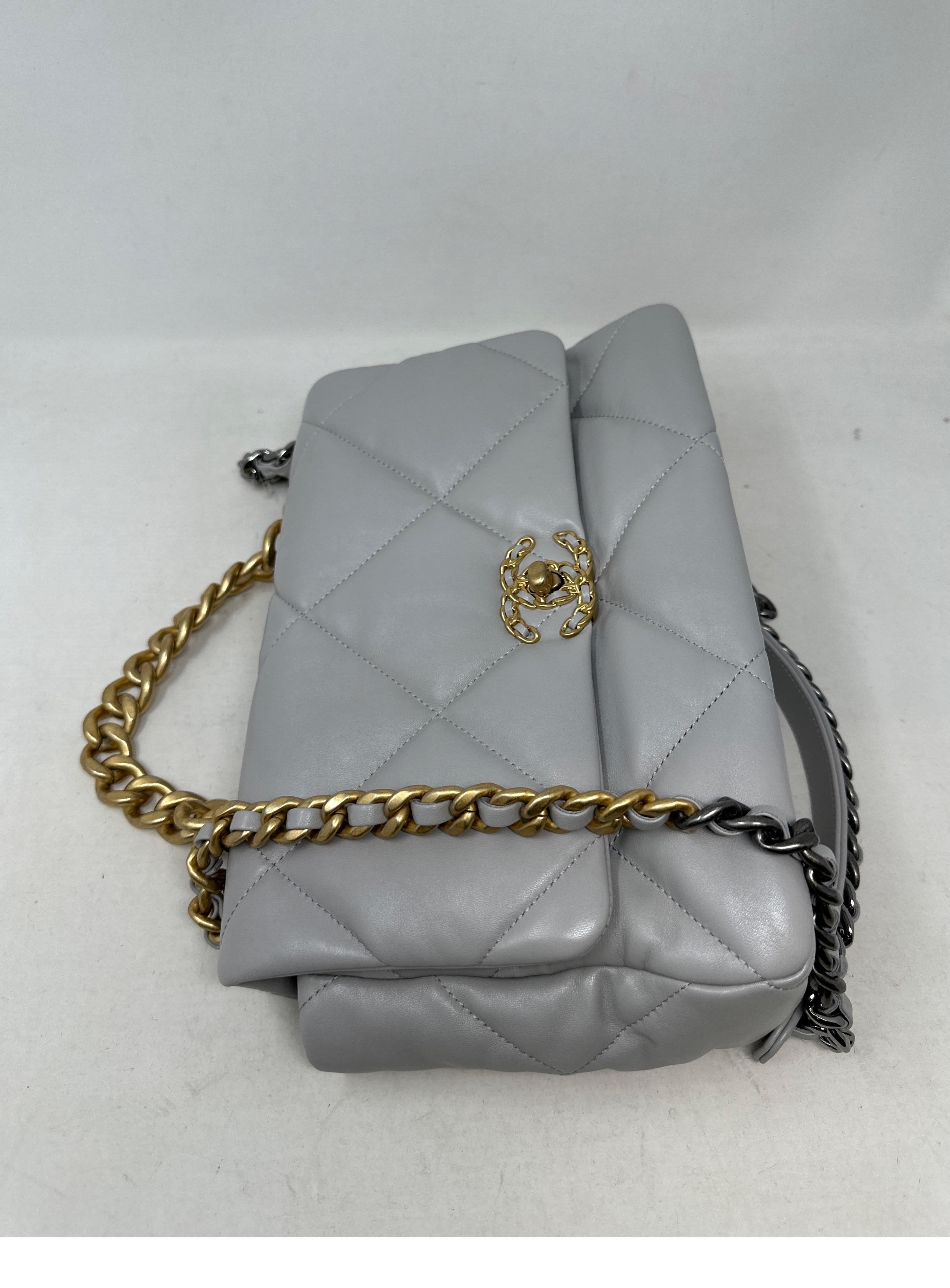 Chanel Large 2019 Grey Bag  In New Condition In Athens, GA