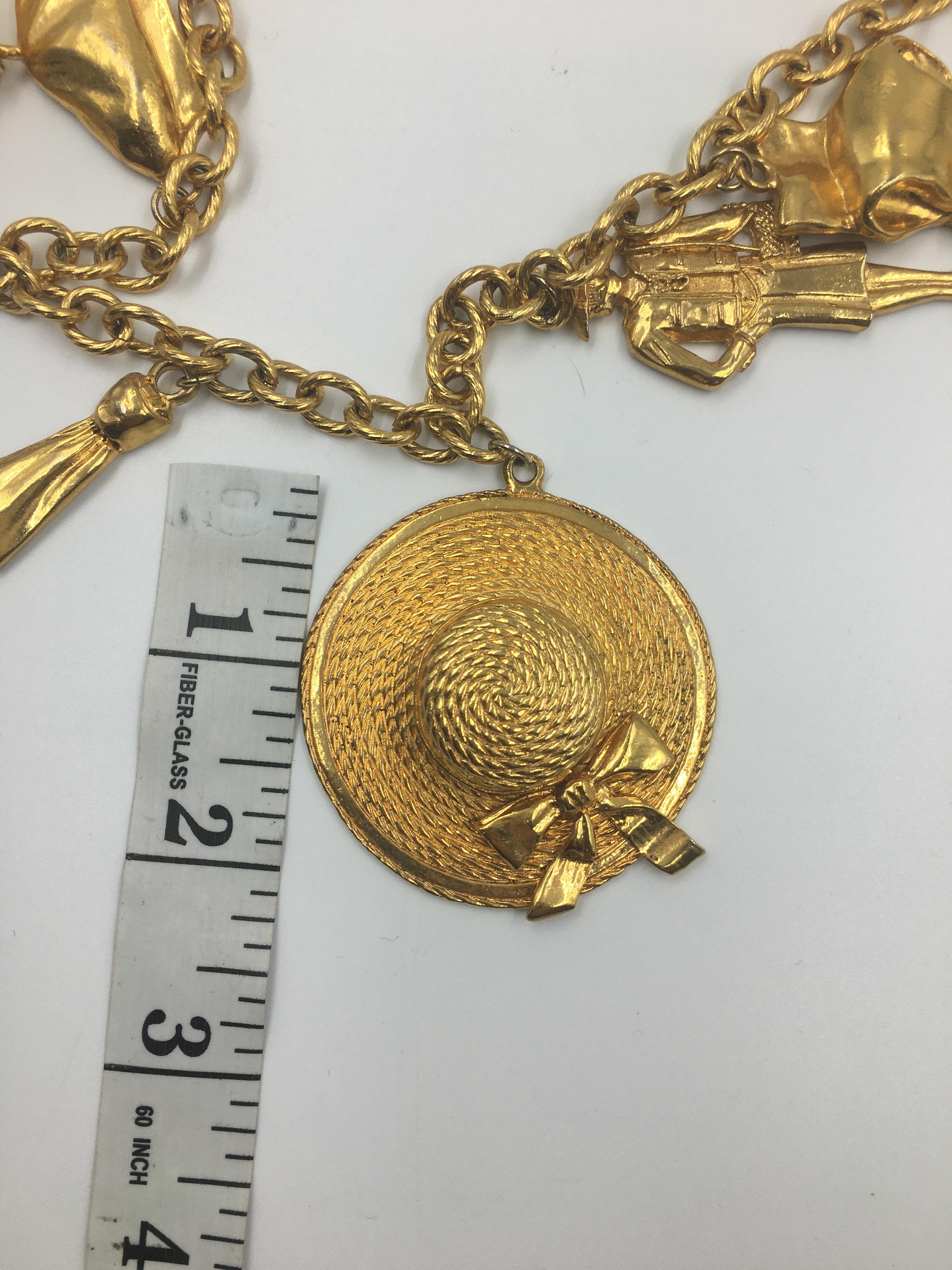 Chanel, grand collier à 6 breloques rare et emblématique en métal doré de couleur or en vente 5