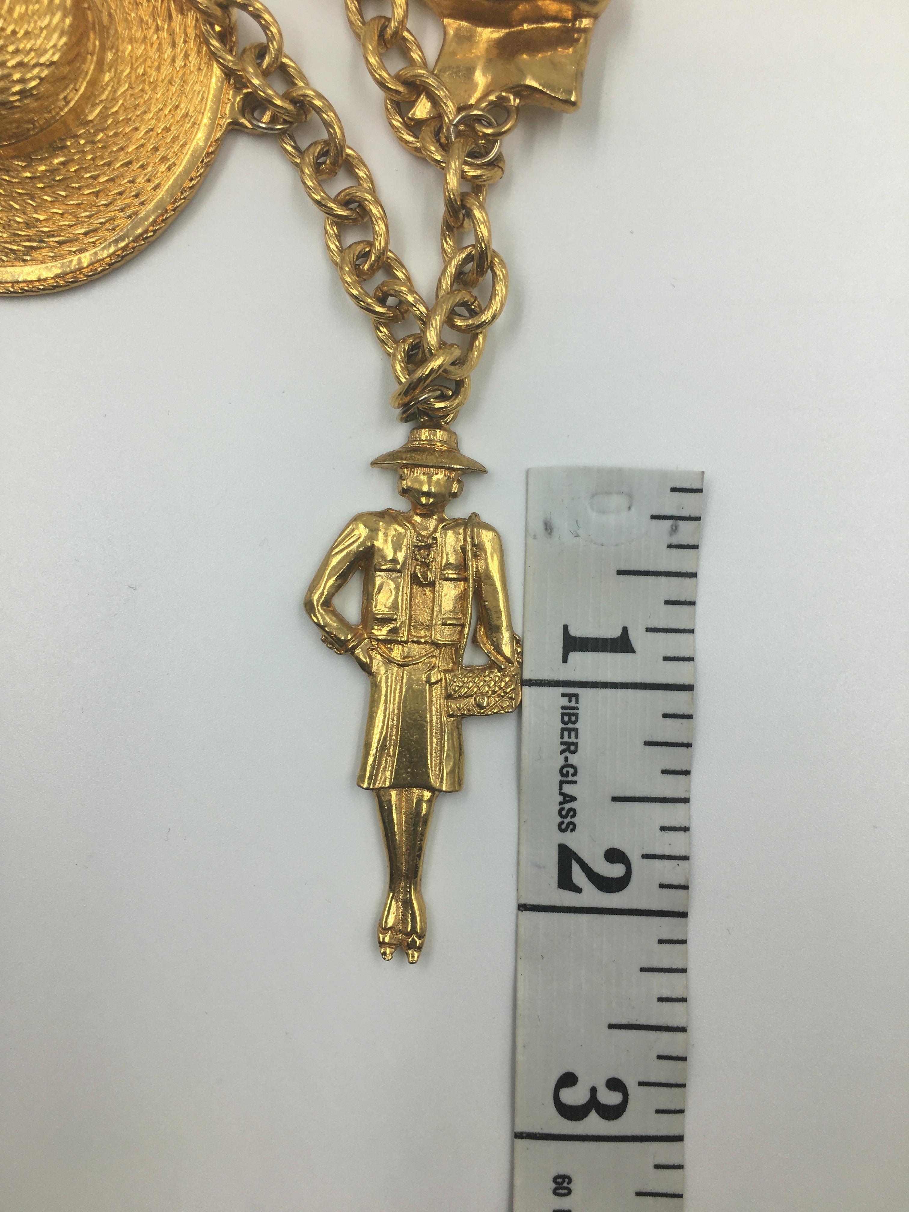 Chanel, grand collier à 6 breloques rare et emblématique en métal doré de couleur or en vente 6