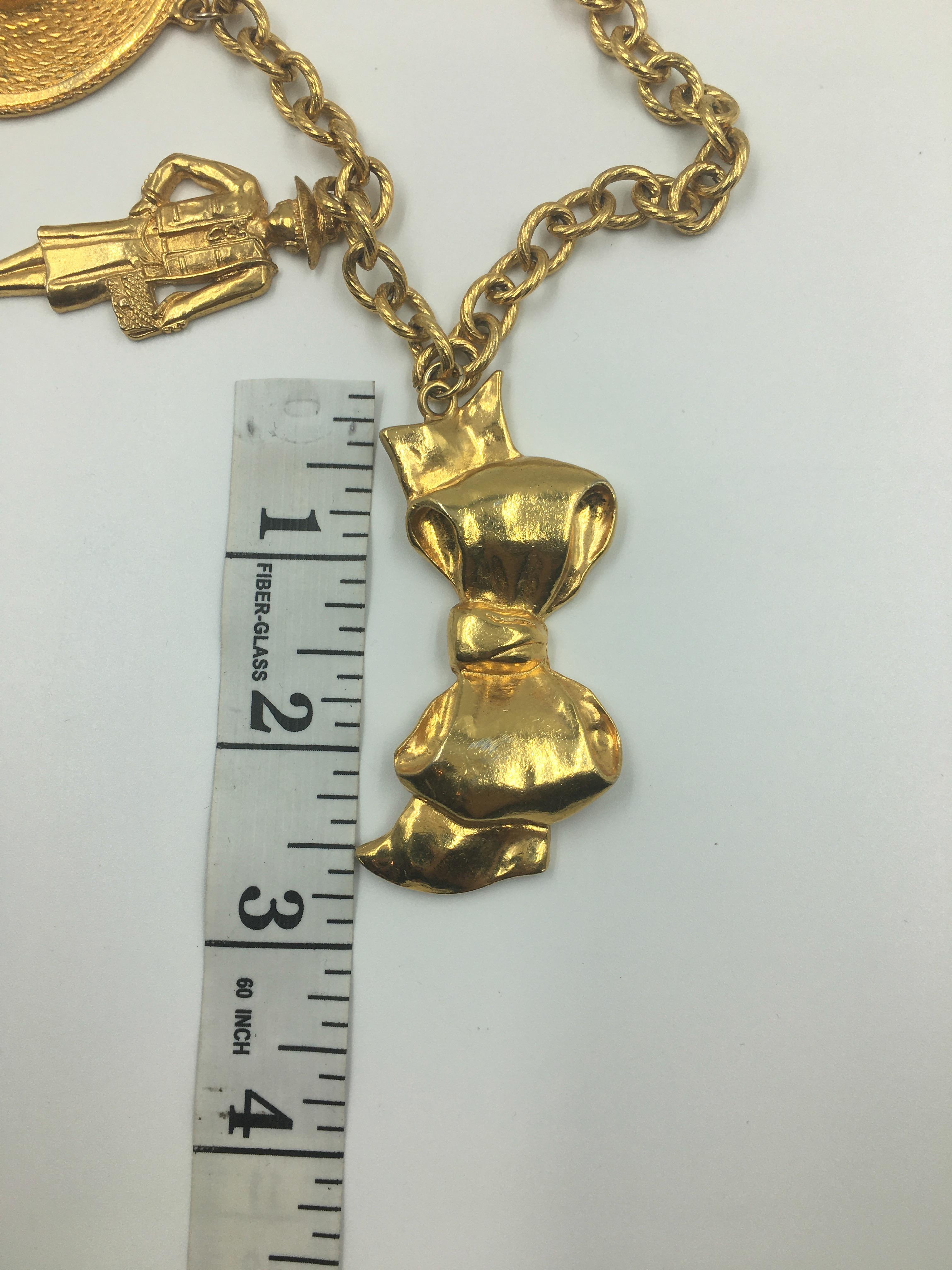 Chanel, grand collier à 6 breloques rare et emblématique en métal doré de couleur or en vente 7