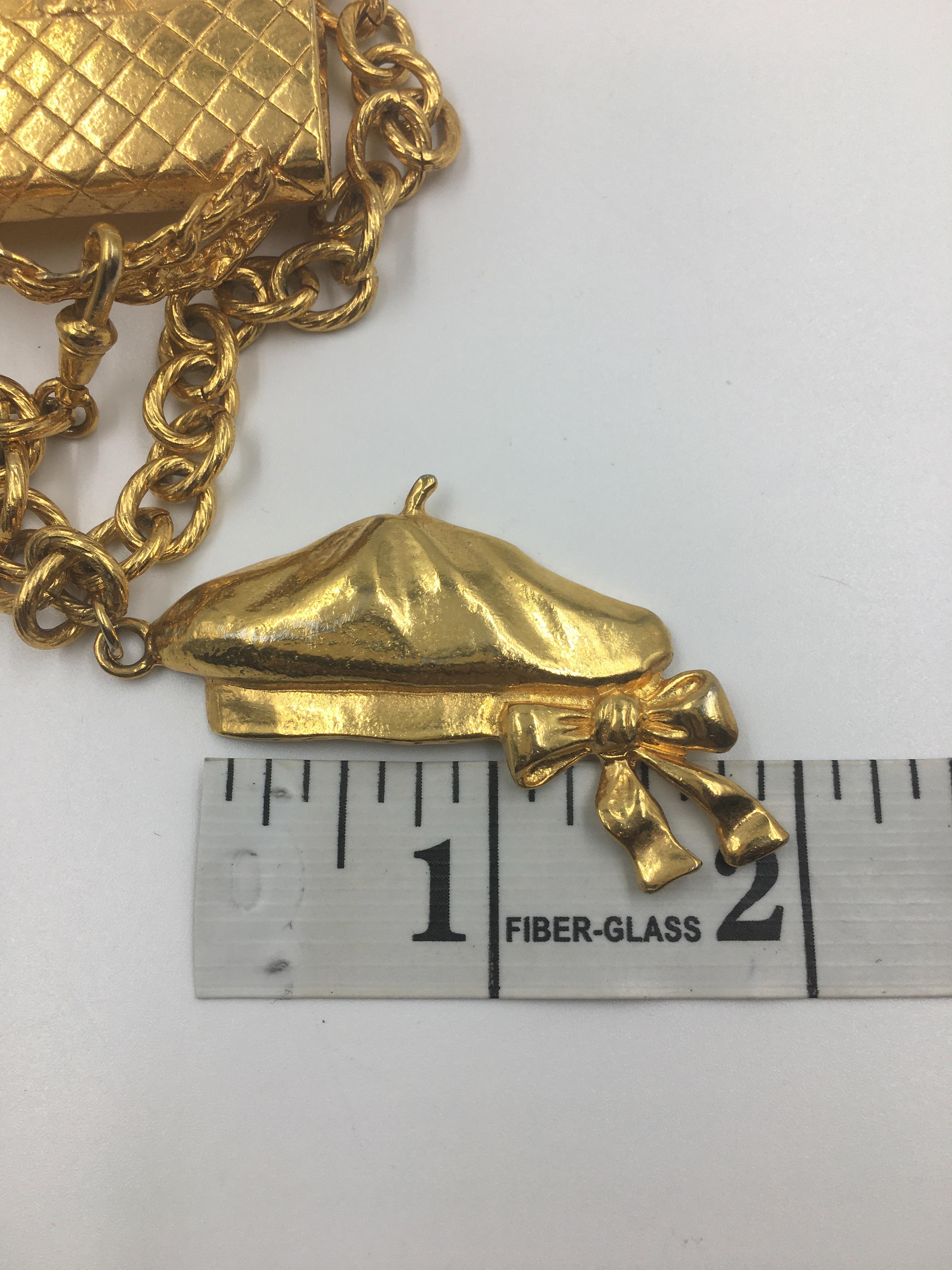 Chanel, grand collier à 6 breloques rare et emblématique en métal doré de couleur or en vente 8