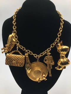 Chanel, grand collier à 6 breloques rare et emblématique en métal doré de couleur or