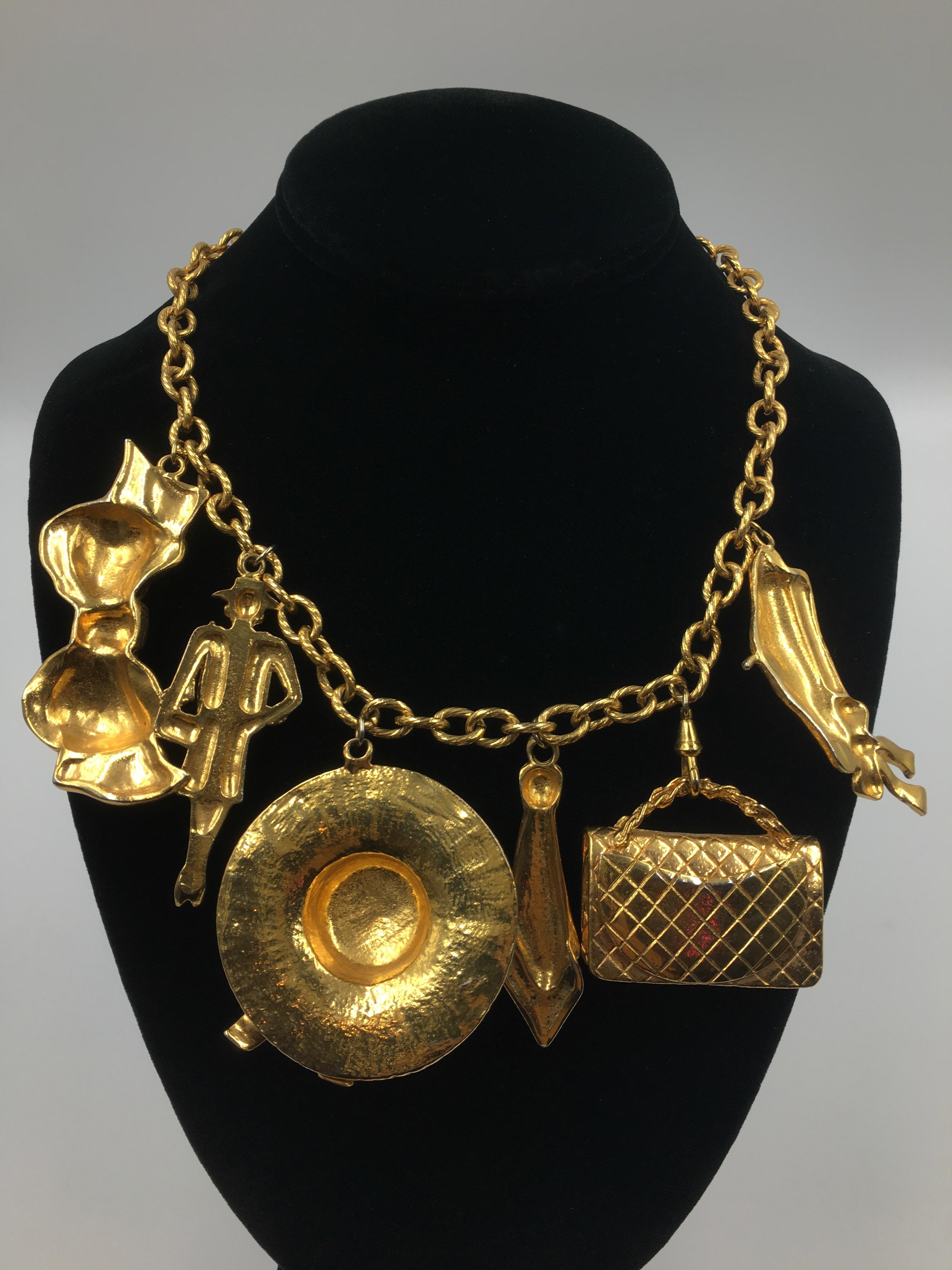 Chanel große 6 Anhänger Halskette seltene ikonische goldfarbene Metall im Zustand „Gut“ im Angebot in Los Angeles, CA