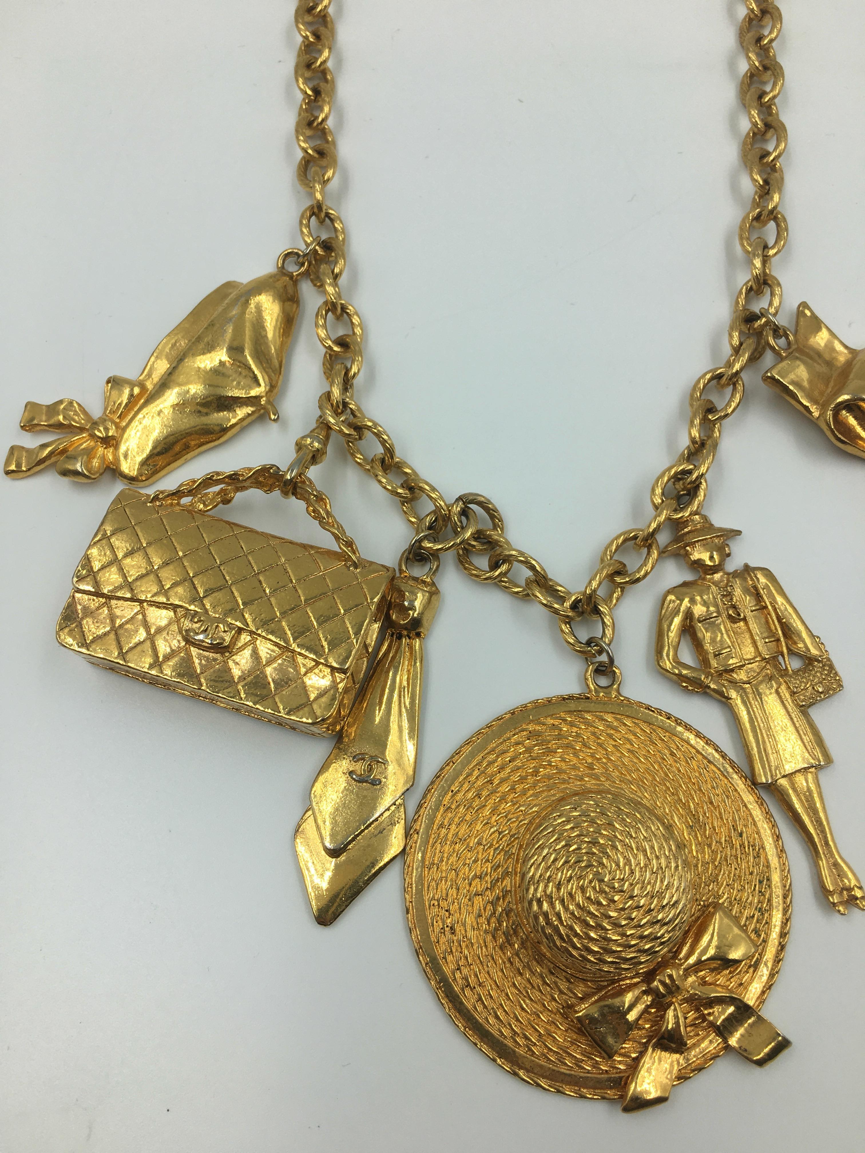 Chanel, grand collier à 6 breloques rare et emblématique en métal doré de couleur or Bon état - En vente à Los Angeles, CA