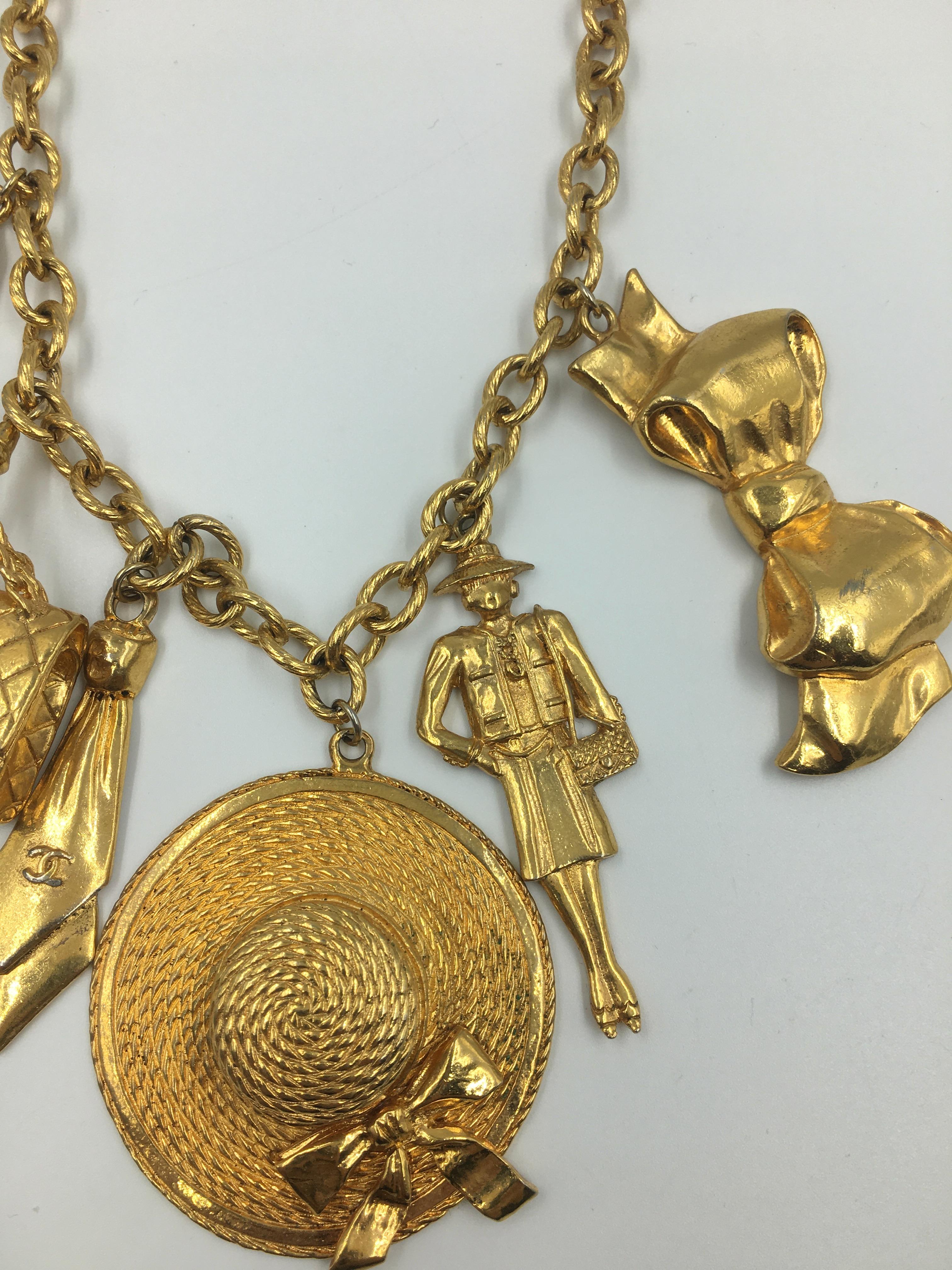 Chanel, grand collier à 6 breloques rare et emblématique en métal doré de couleur or Unisexe en vente