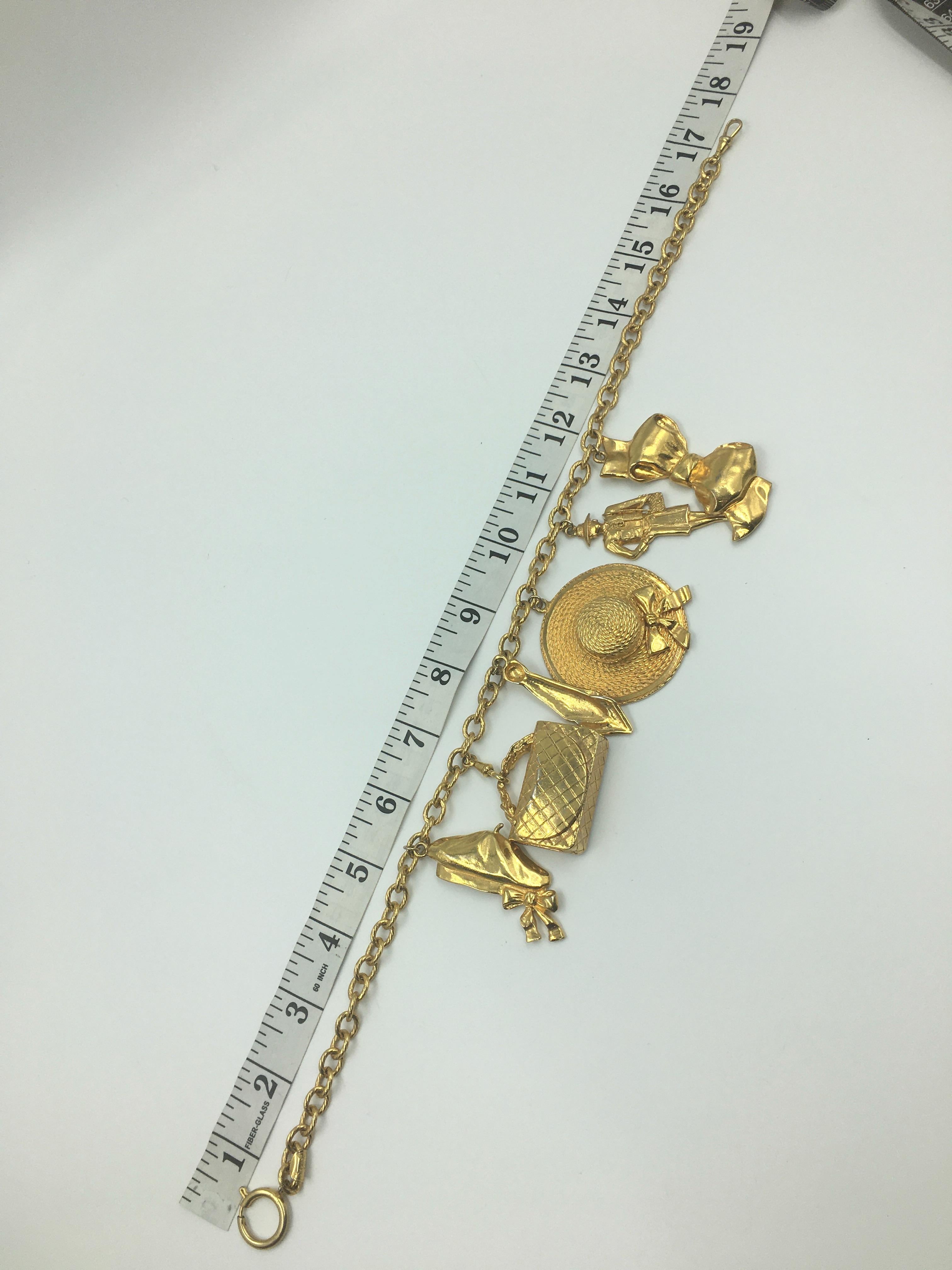 Chanel große 6 Anhänger Halskette seltene ikonische goldfarbene Metall im Angebot 3
