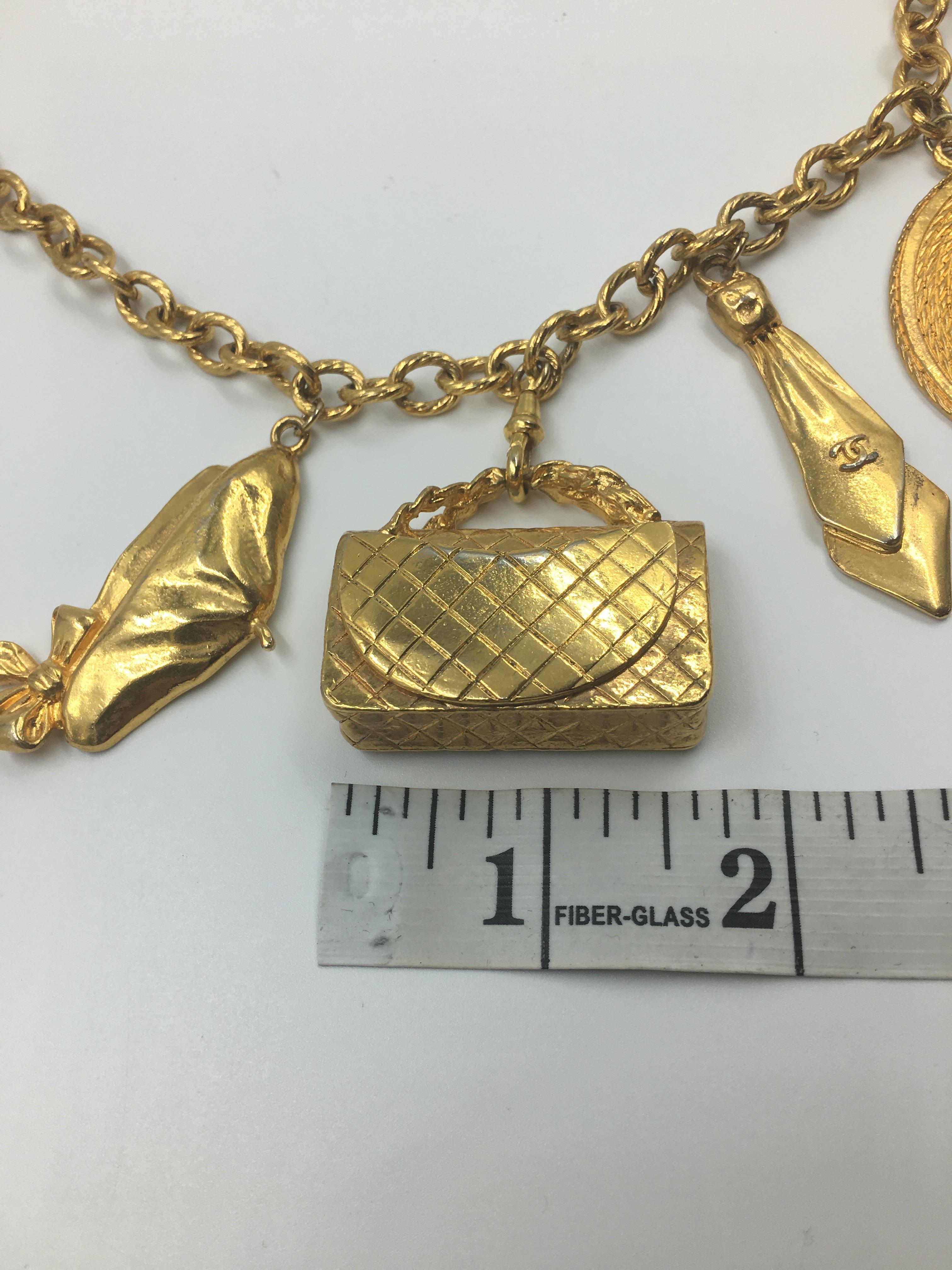Chanel, grand collier à 6 breloques rare et emblématique en métal doré de couleur or en vente 3