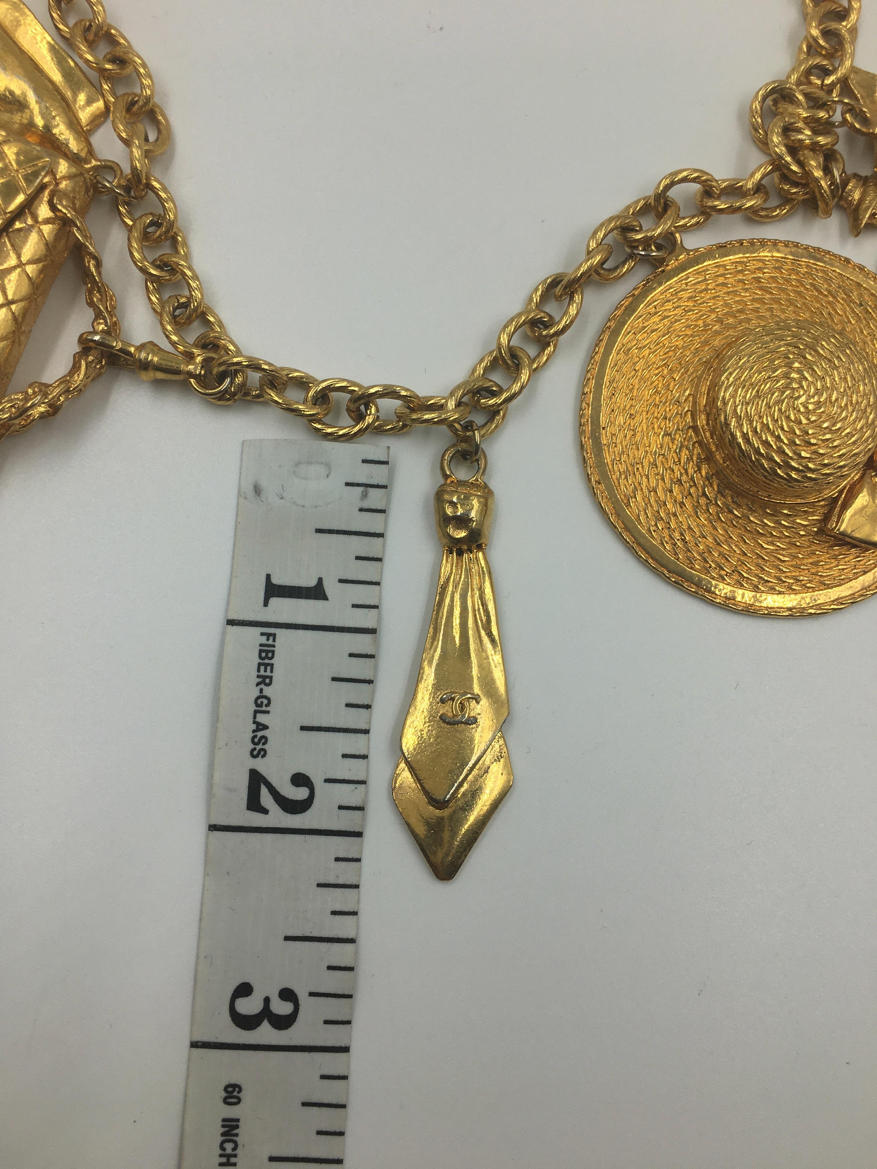 Chanel, grand collier à 6 breloques rare et emblématique en métal doré de couleur or en vente 4