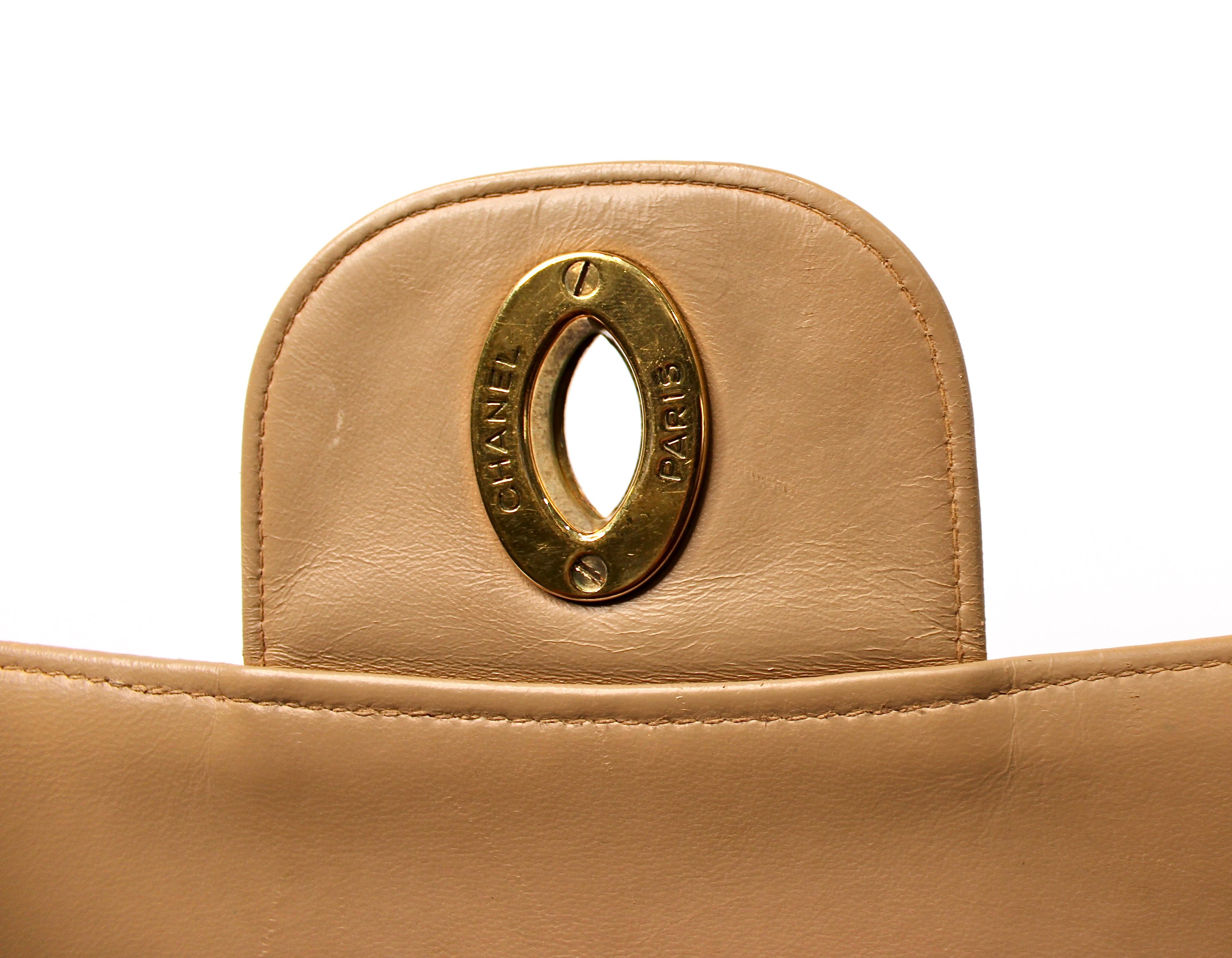 Chanel - Grand sac à main en cuir d'agneau matelassé beige à rabat unique circa 1994-96 en vente 5