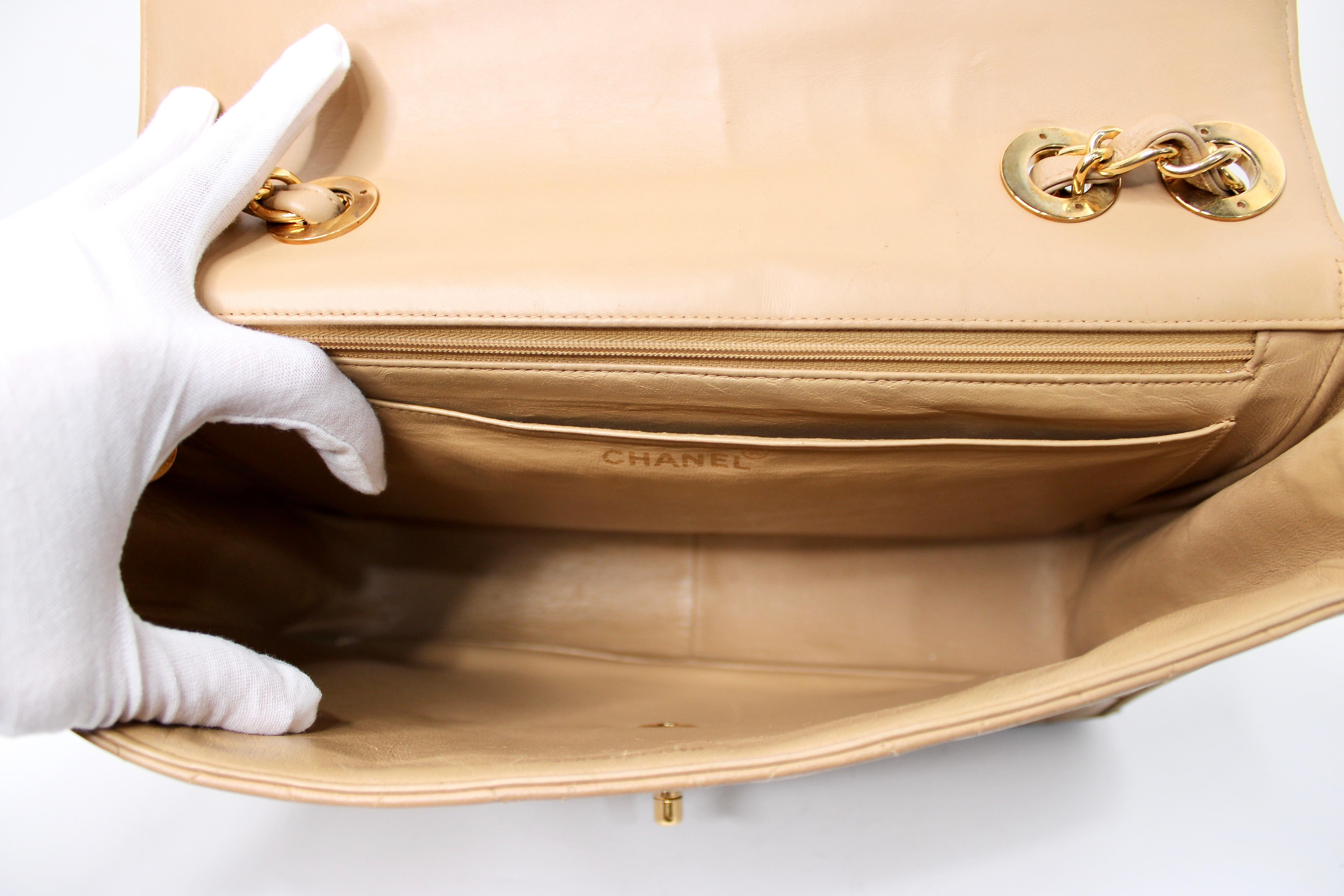 Chanel - Grand sac à main en cuir d'agneau matelassé beige à rabat unique circa 1994-96 en vente 7