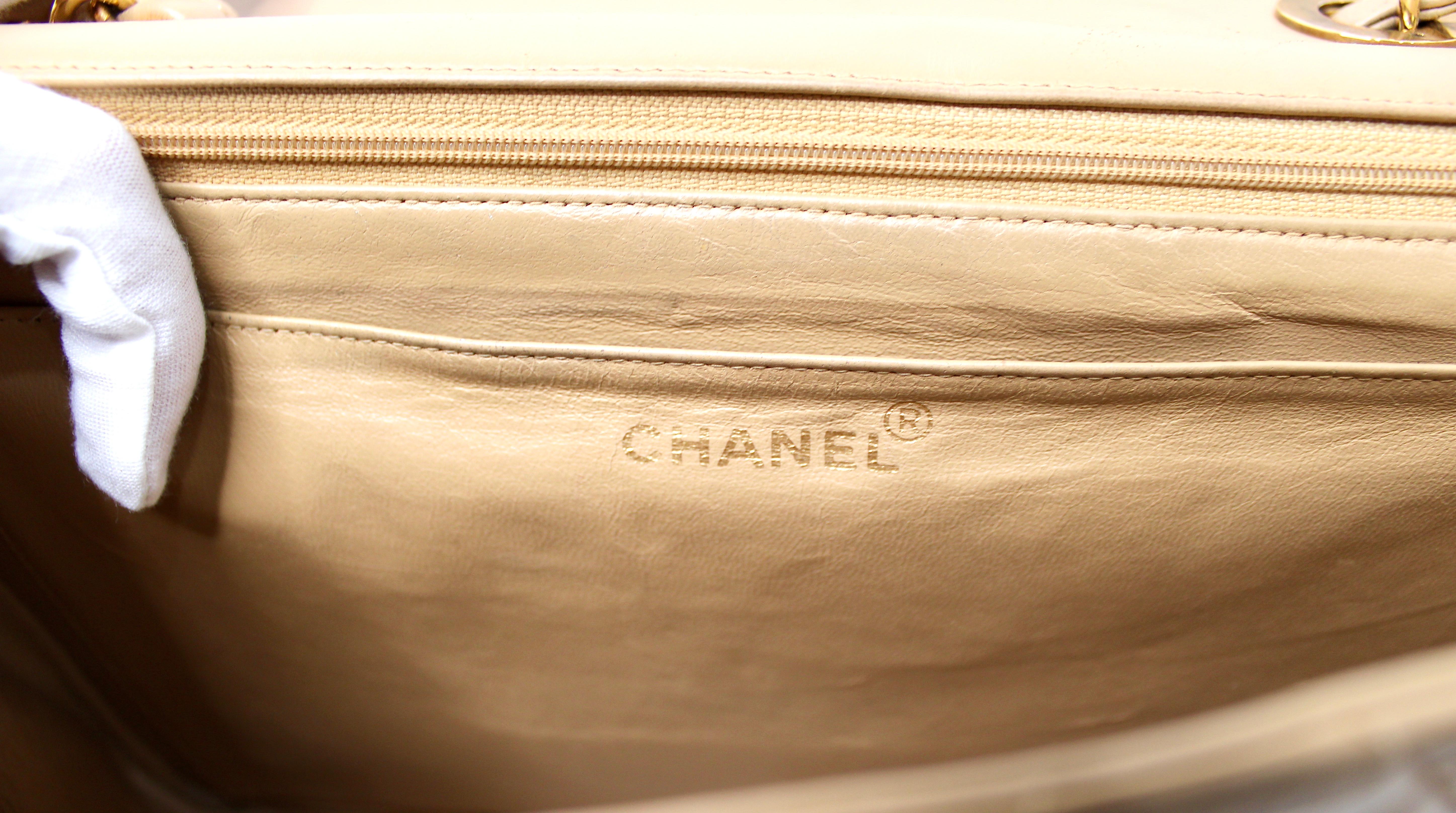 Chanel - Grand sac à main en cuir d'agneau matelassé beige à rabat unique circa 1994-96 en vente 8