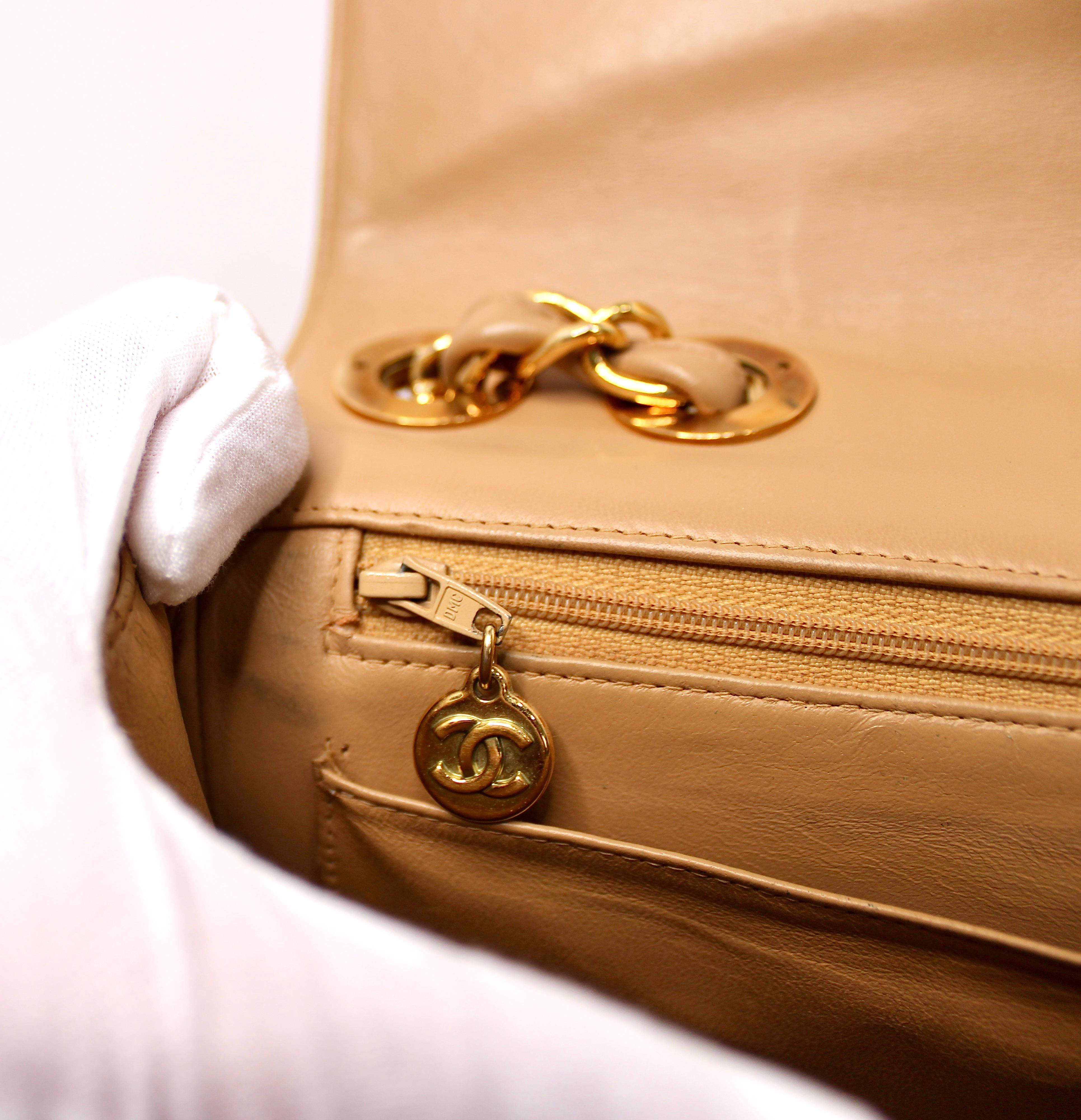 Chanel - Grand sac à main en cuir d'agneau matelassé beige à rabat unique circa 1994-96 en vente 9