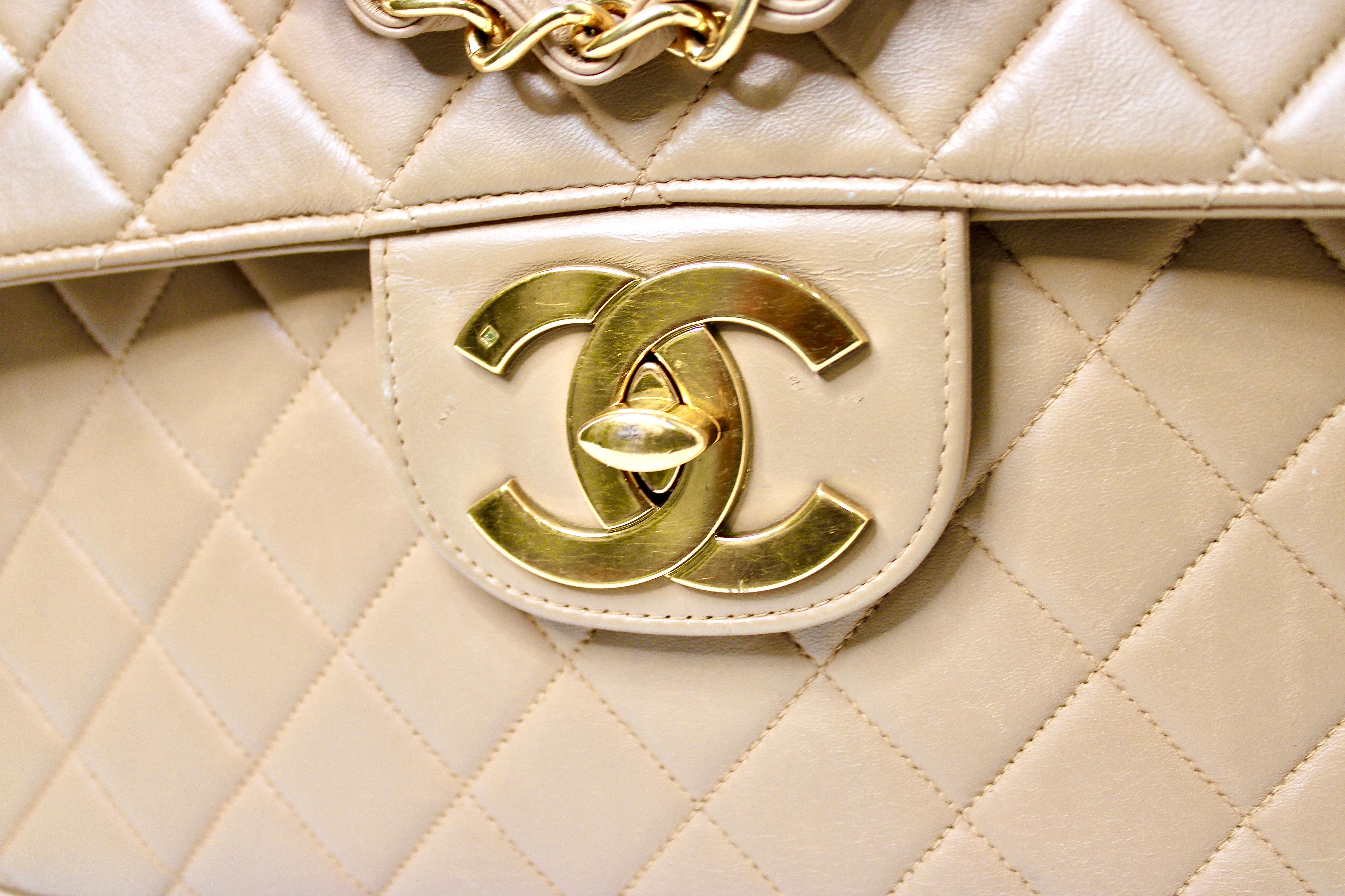 Beige Chanel - Grand sac à main en cuir d'agneau matelassé beige à rabat unique circa 1994-96 en vente