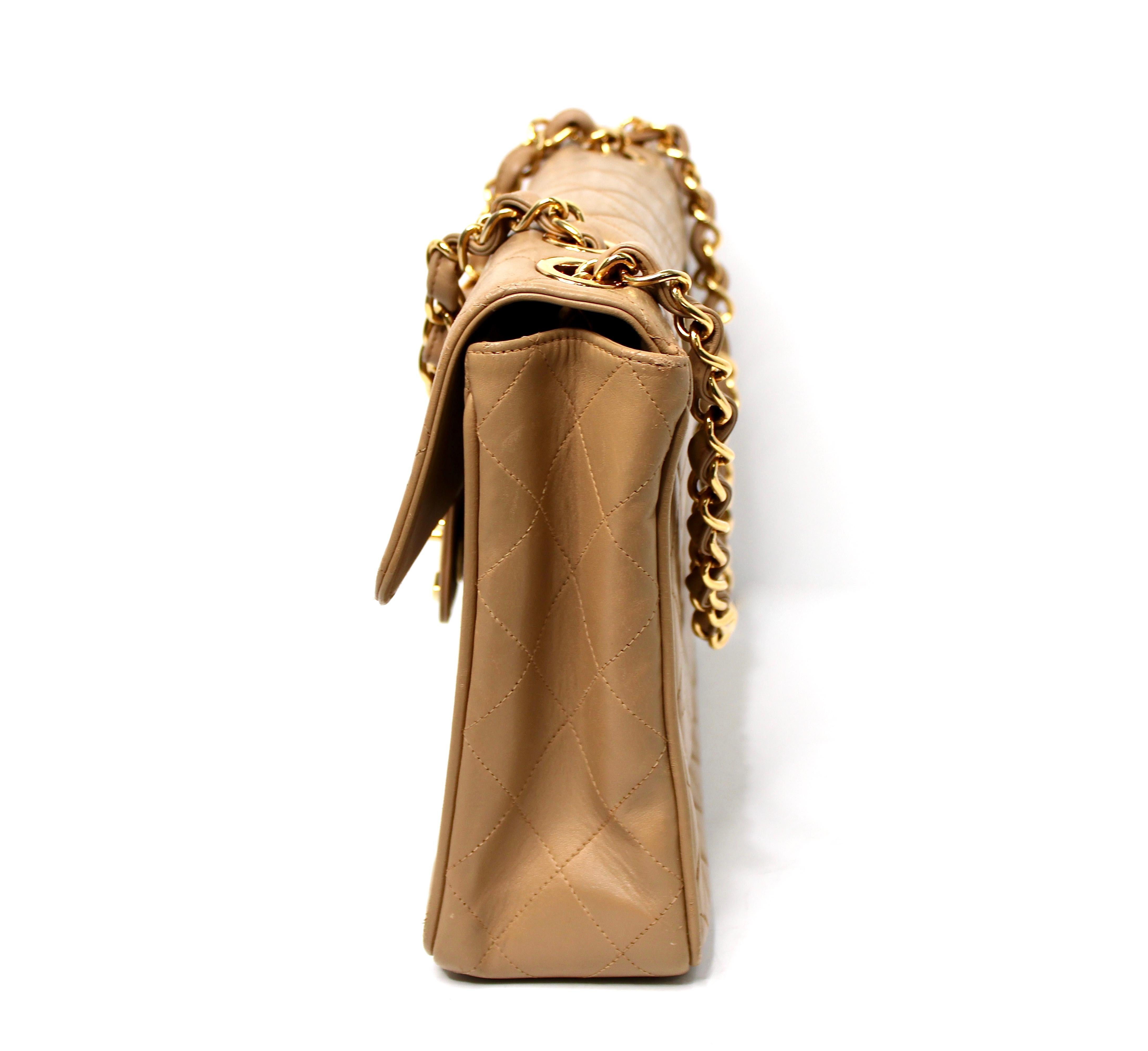 Chanel - Grand sac à main en cuir d'agneau matelassé beige à rabat unique circa 1994-96 Bon état - En vente à Scottsdale, AZ