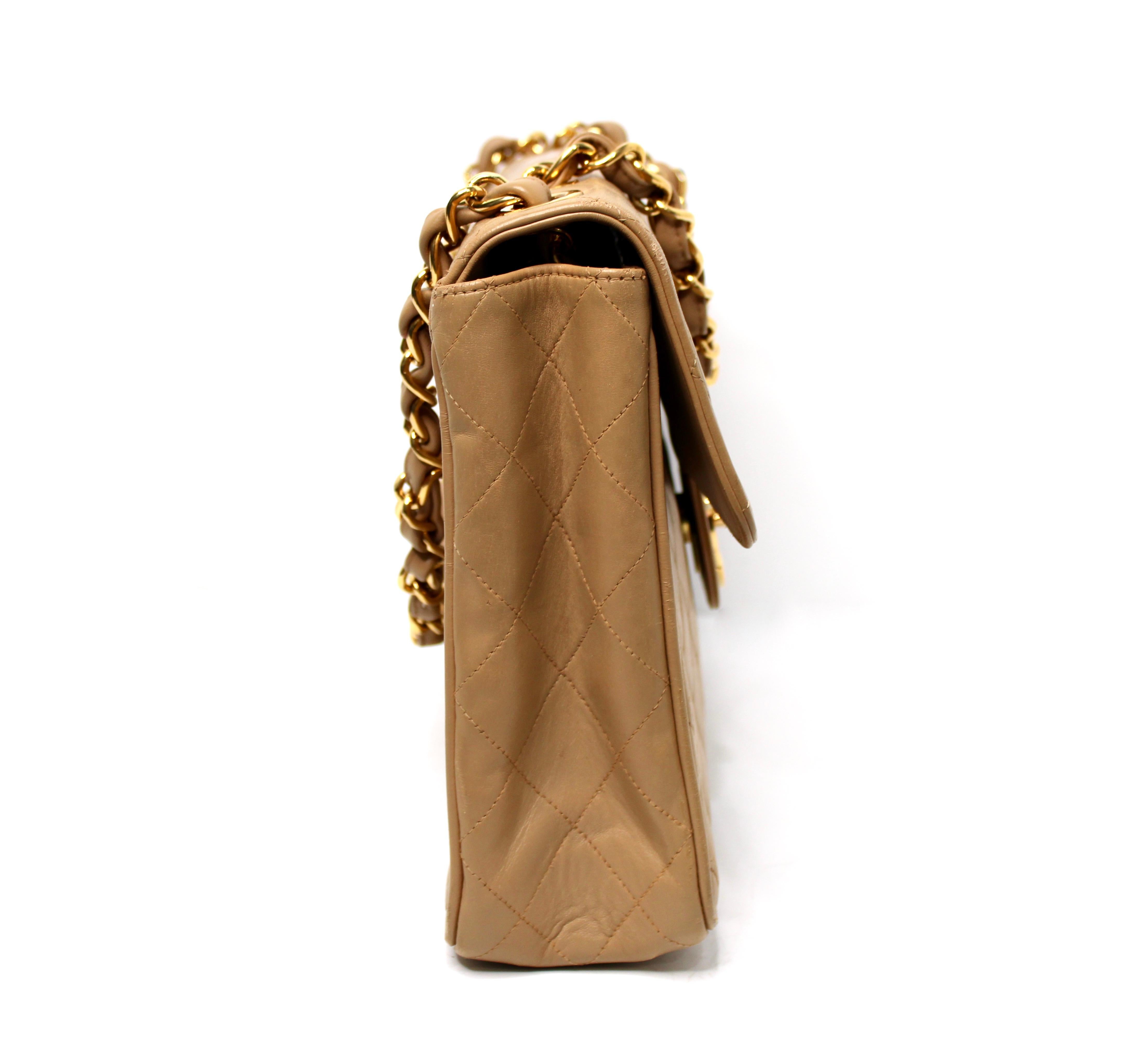 Chanel - Grand sac à main en cuir d'agneau matelassé beige à rabat unique circa 1994-96 en vente 1