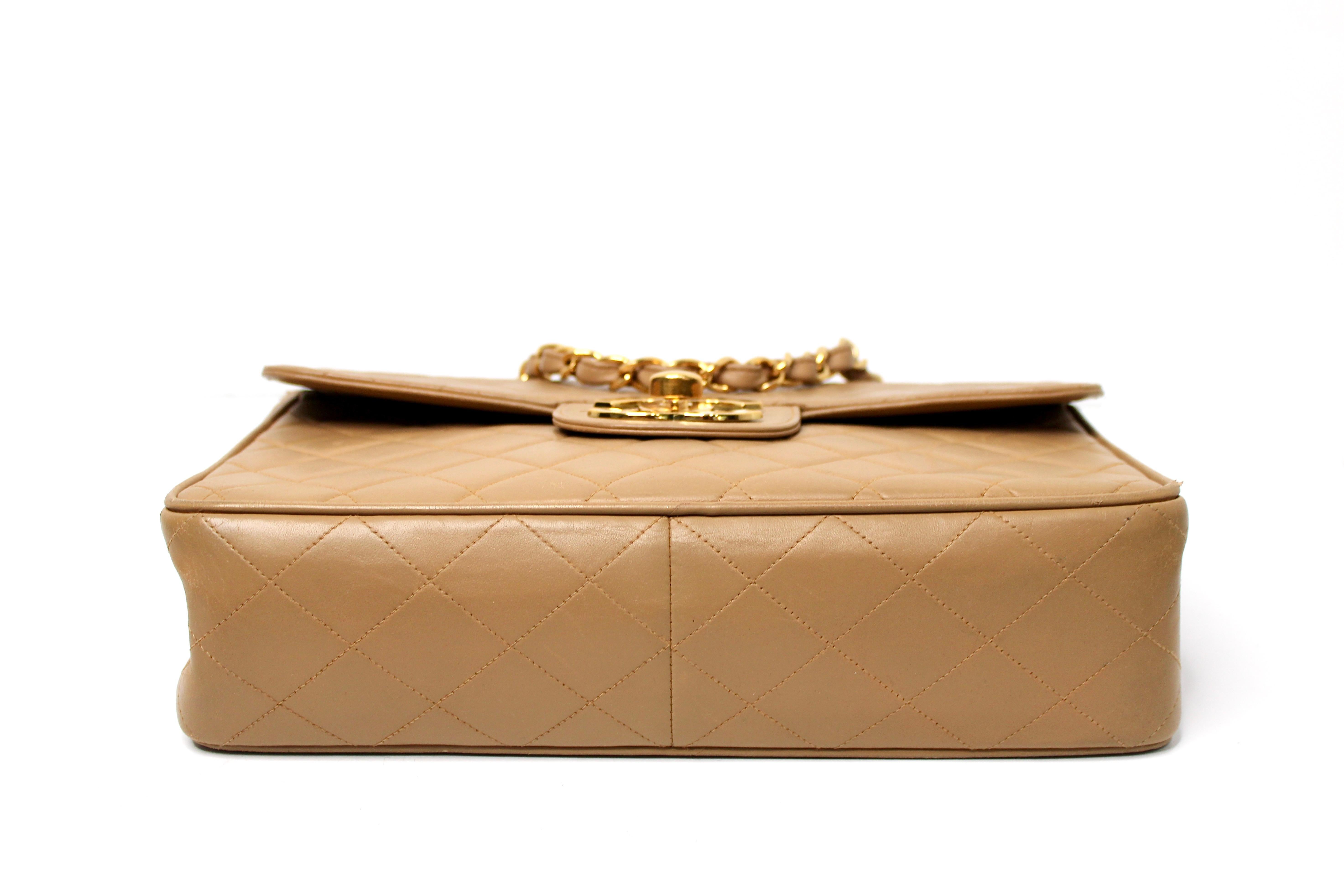 Chanel - Grand sac à main en cuir d'agneau matelassé beige à rabat unique circa 1994-96 en vente 2