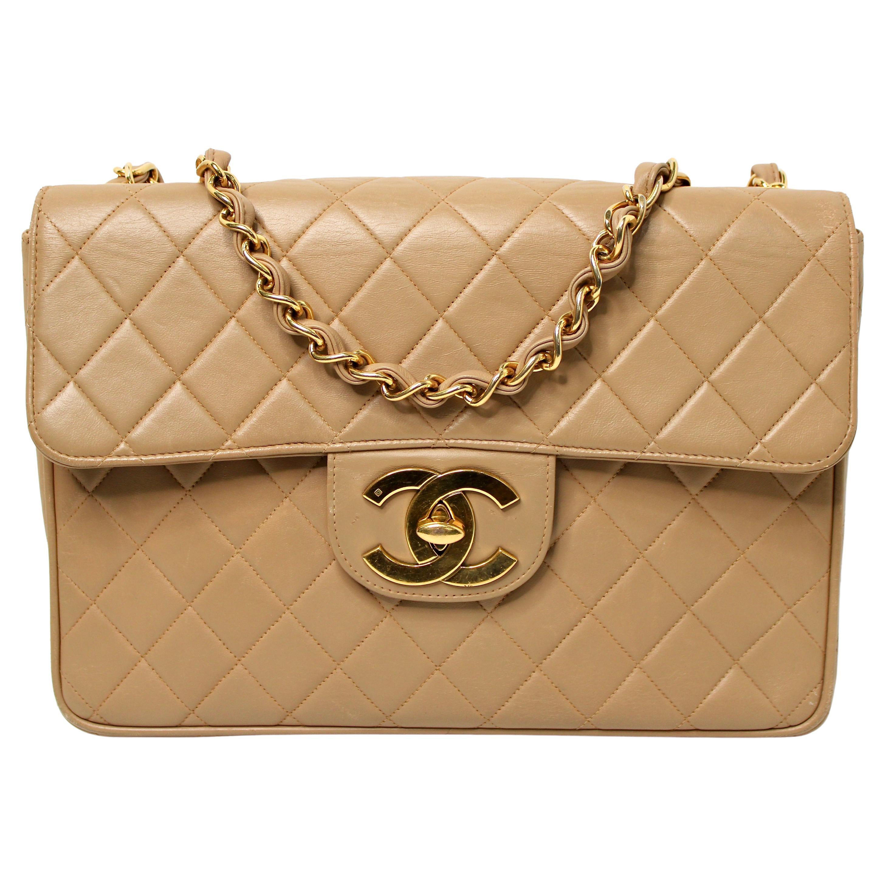 Chanel - Grand sac à main en cuir d'agneau matelassé beige à rabat unique circa 1994-96 en vente