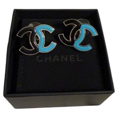 CHANEL Große zweifarbige Ohrstecker in Schwarz und Blau