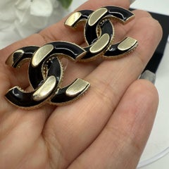 Orecchini CHANEL grandi, neri e dorati con motivo CC