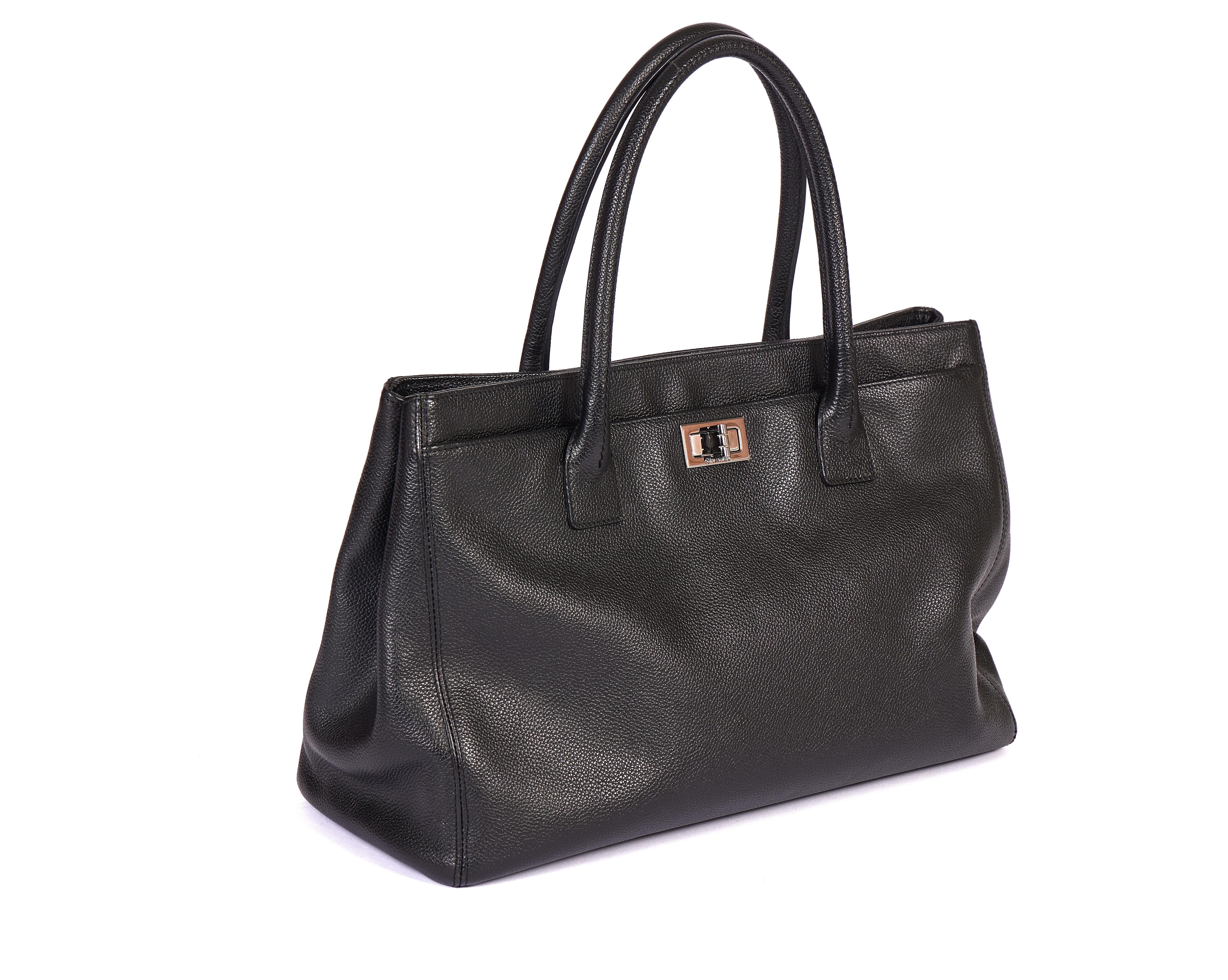 Questa borsa Chanel City è un classico assoluto. I manici hanno un'altezza di 15 centimetri, quindi puoi indossarlo facilmente anche a tracolla. L'ologramma originale indica che è stato realizzato tra il 2005 e il 2006.