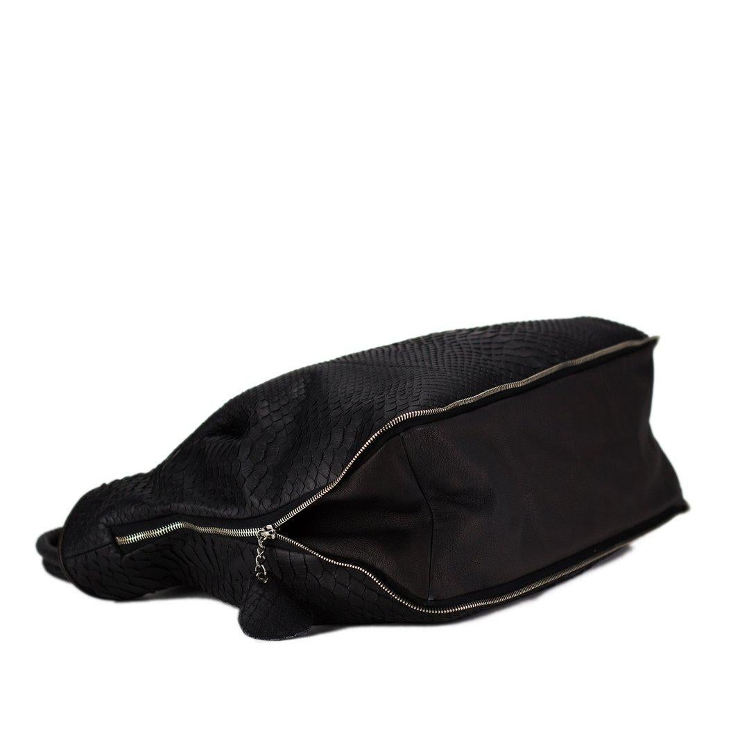 da uomo o donna Chanel Grande Shopper Classica Nera con cerniera espandibile Tote in pitone in vendita