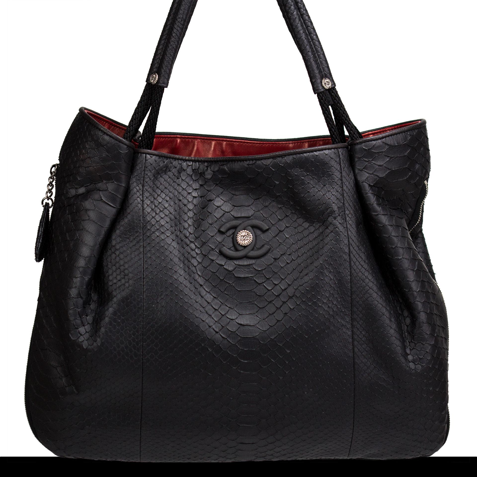 Chanel Grande Shopper Classica Nera con cerniera espandibile Tote in pitone in vendita 1