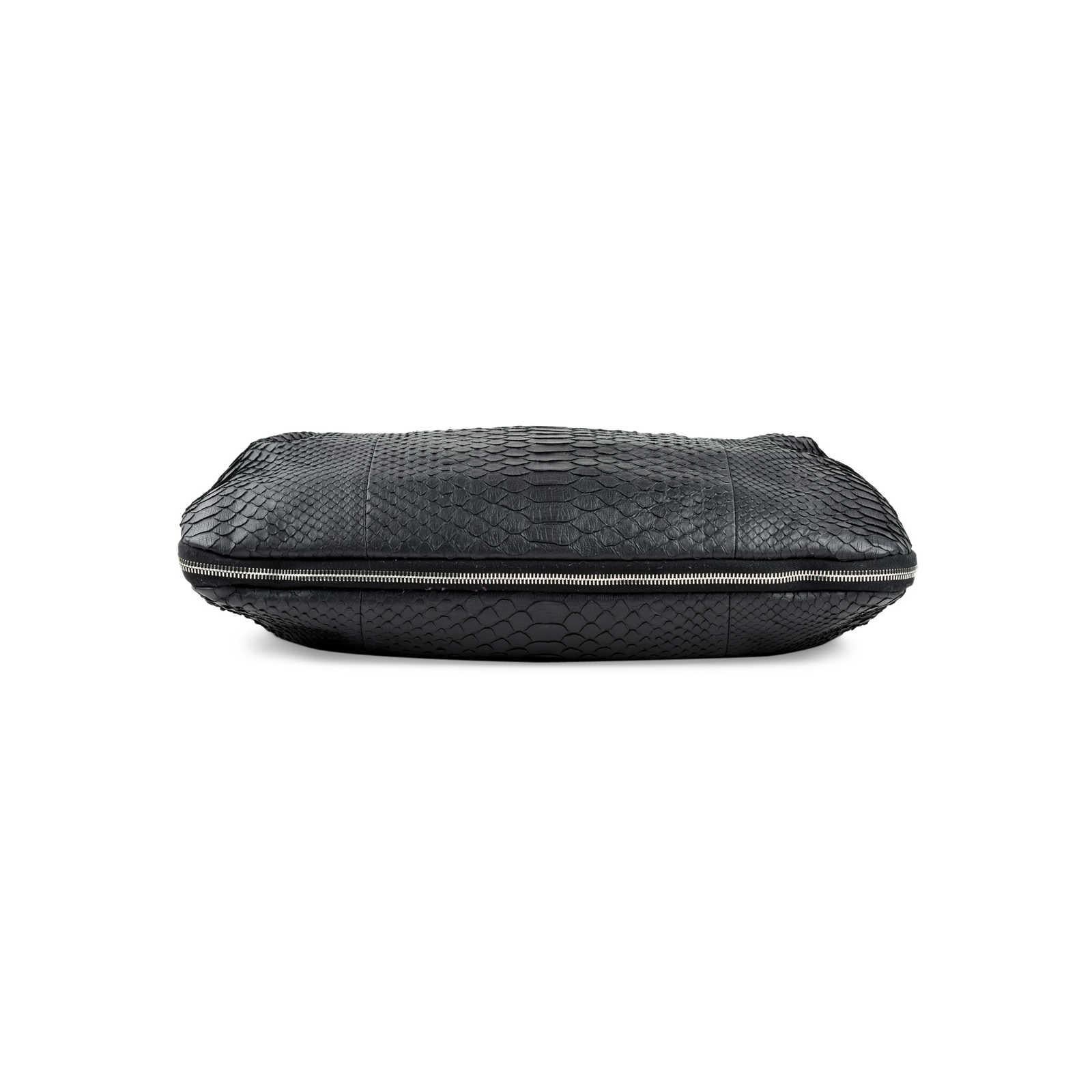 Chanel Grande Shopper Classica Nera con cerniera espandibile Tote in pitone in vendita 4