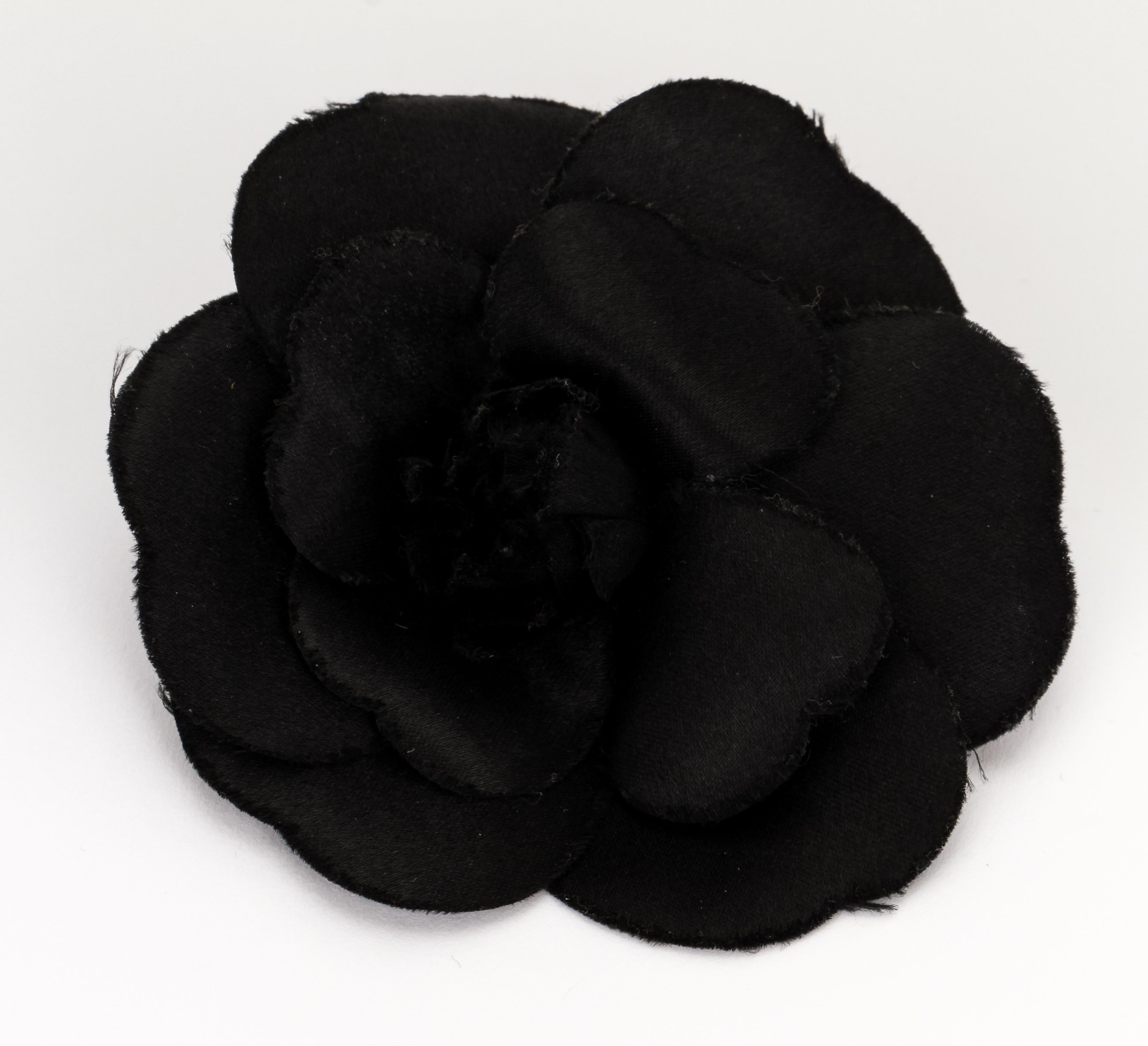 Chanel broche grande de camelia de tela negra, 3