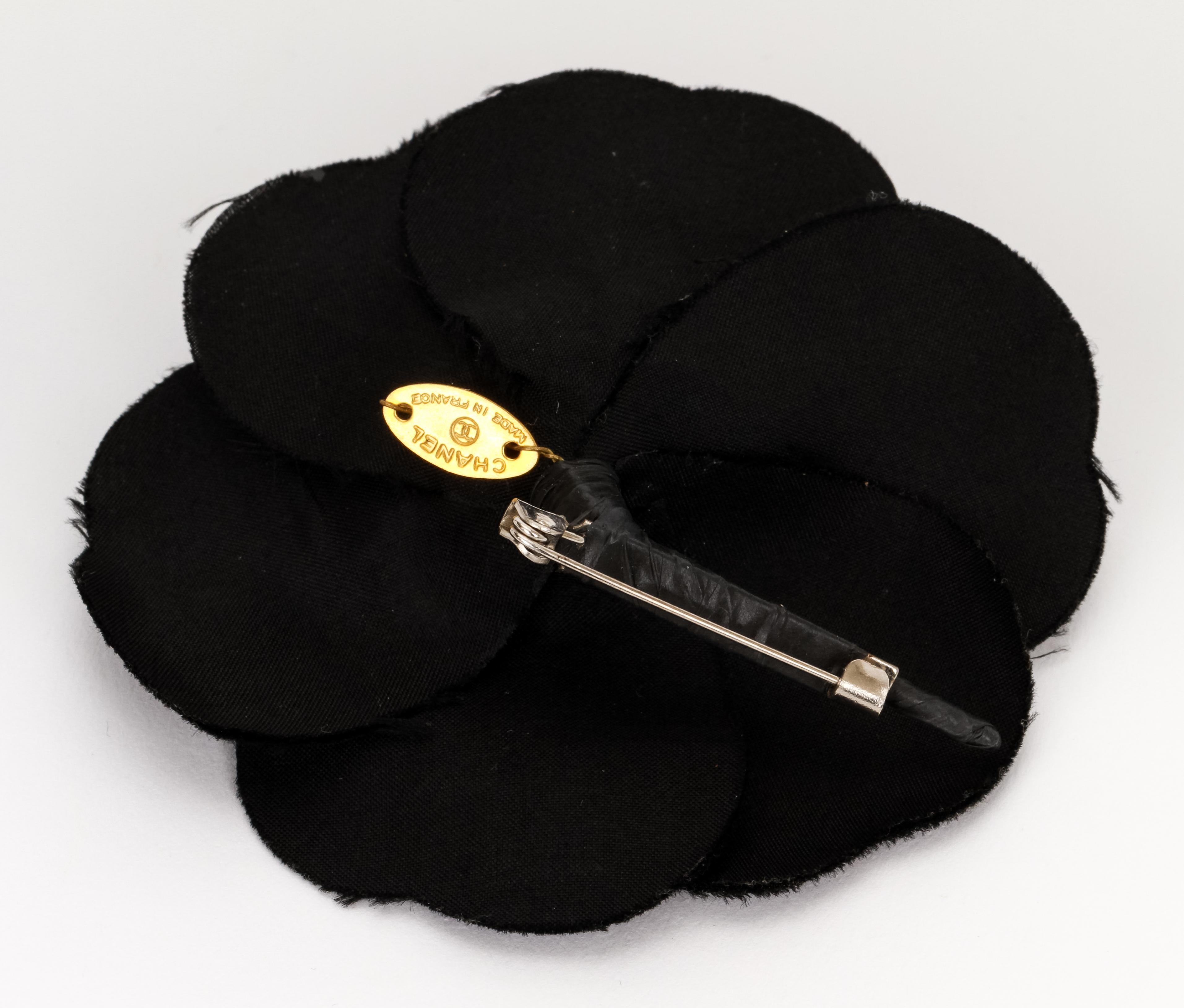 Chanel broche grande camelia de tela negra Negro en venta