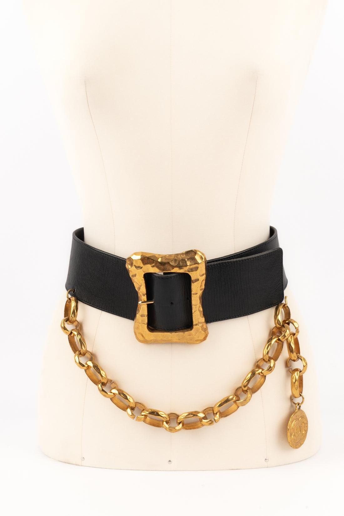 CHANEL - (Made in France) Large black leather beltwith beaten golden metal. 1993 Spring-Summer Collection.

Additional information:
Condition: Very good condition
Dimensions: Waist: 70 cm
Period: 20th Century

Seller Reference: CCB44