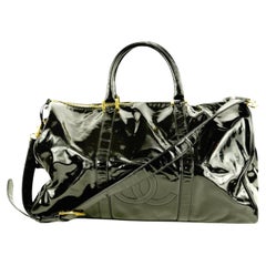 Chanel Große schwarze Lack CC Logo Duffle Bag mit Riemen 1C103a