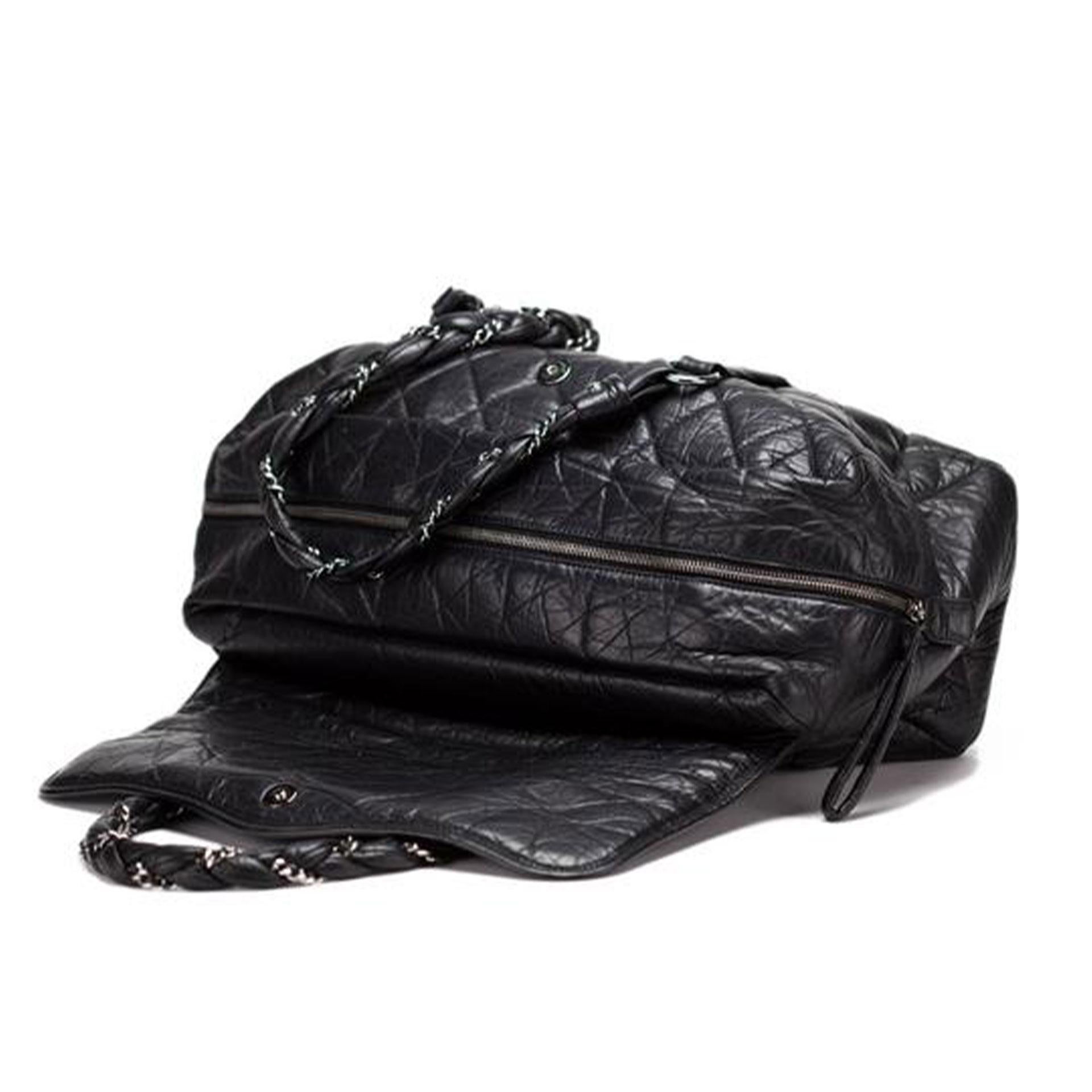 Chanel grand sac cabas en cuir de veau matelassé et vieilli en vente 5