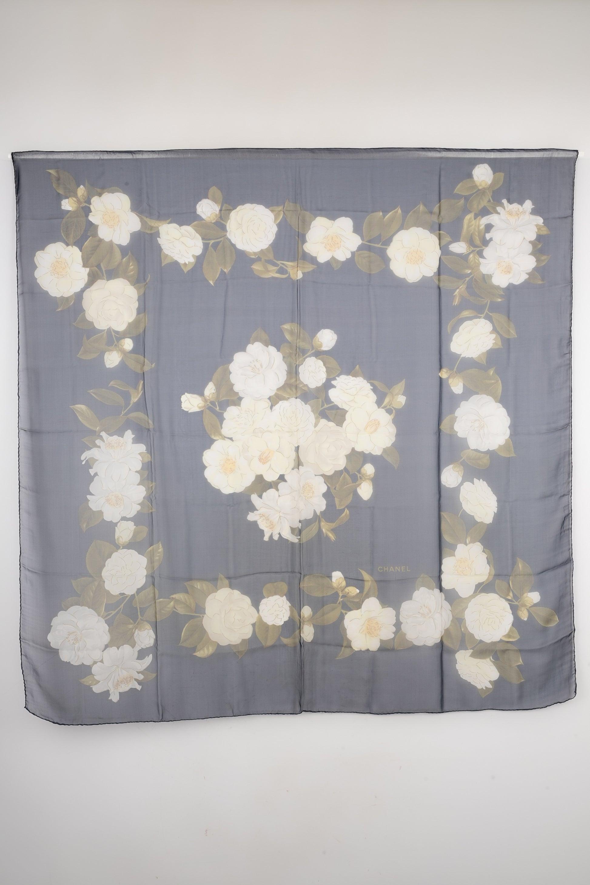 Chanel - Large blue silk muslin scarf printed with flowers. Missing brand and composition labels.

Additional information:
Condition: Very good condition
Dimensions: 140 cm x 140 cm

Seller Reference: FFC43