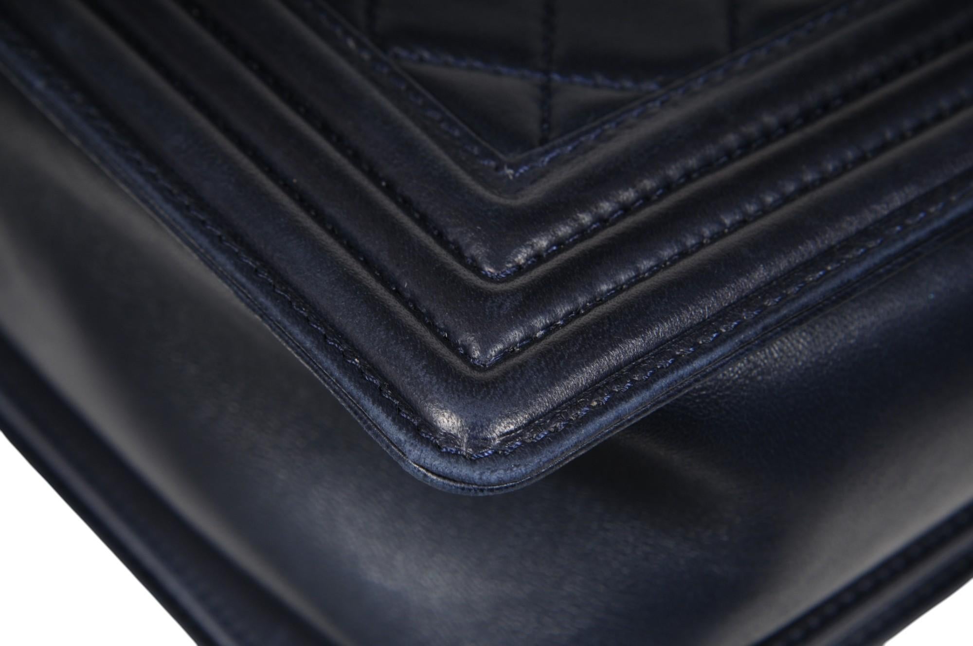 Chanel Große Junge Tasche Klappe Gesteppte Lammfell Marineblau Leder CC Logo Crossbody im Angebot 6