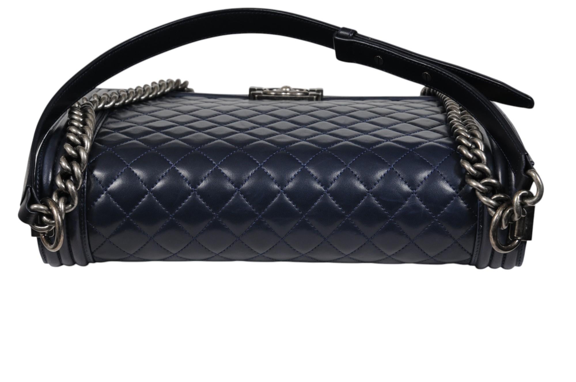 Chanel Große Junge Tasche Klappe Gesteppte Lammfell Marineblau Leder CC Logo Crossbody im Angebot 8