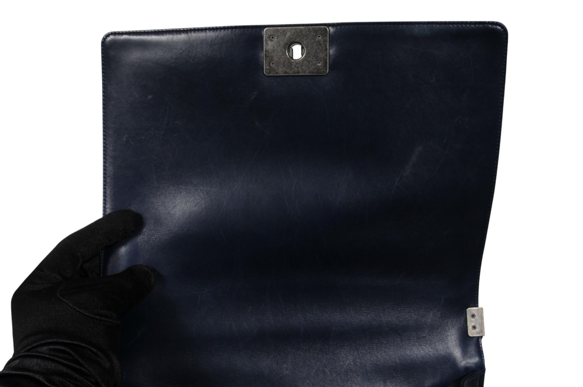 Chanel Große Junge Tasche Klappe Gesteppte Lammfell Marineblau Leder CC Logo Crossbody im Angebot 9