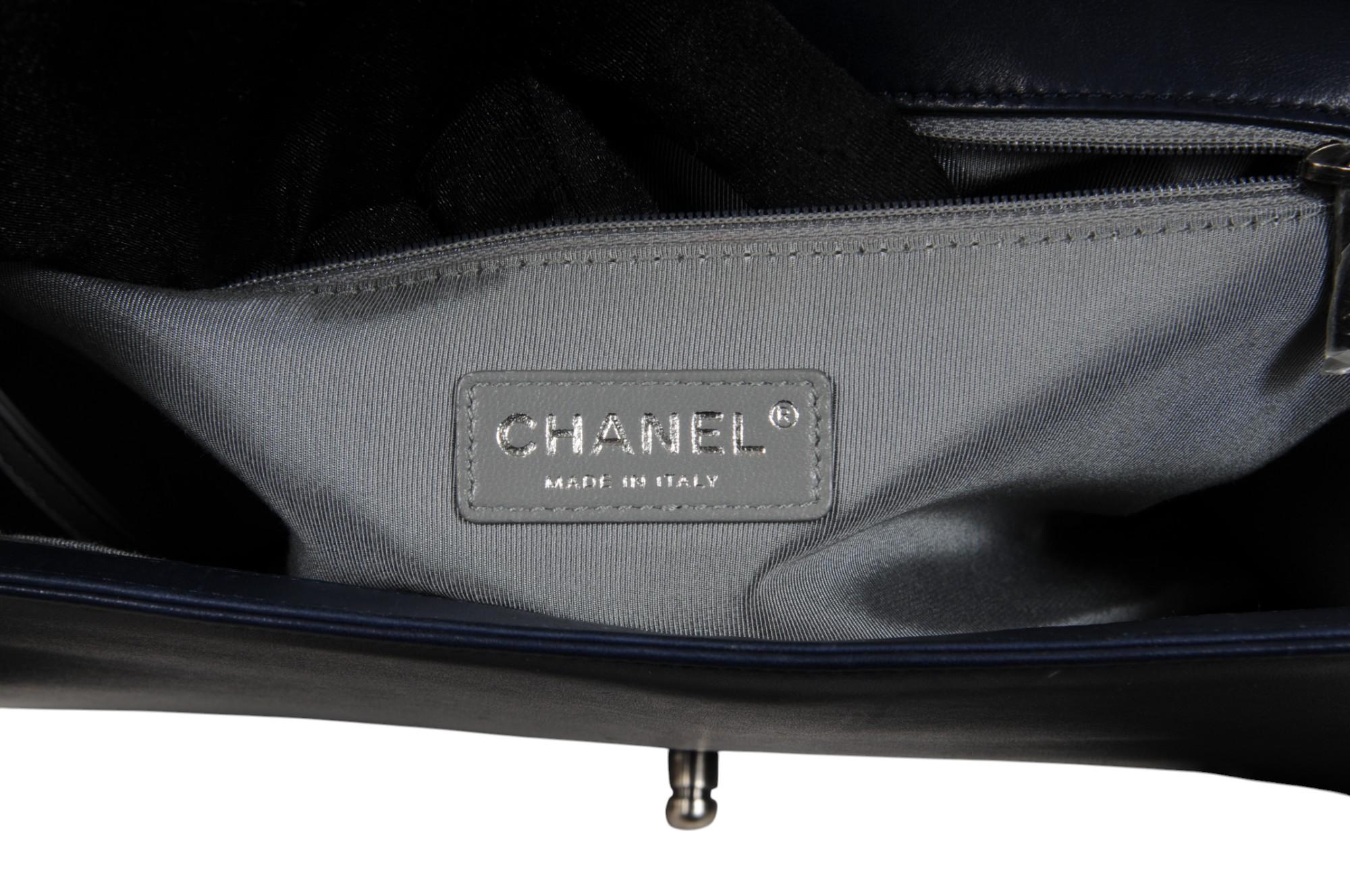 Chanel Große Junge Tasche Klappe Gesteppte Lammfell Marineblau Leder CC Logo Crossbody im Angebot 10