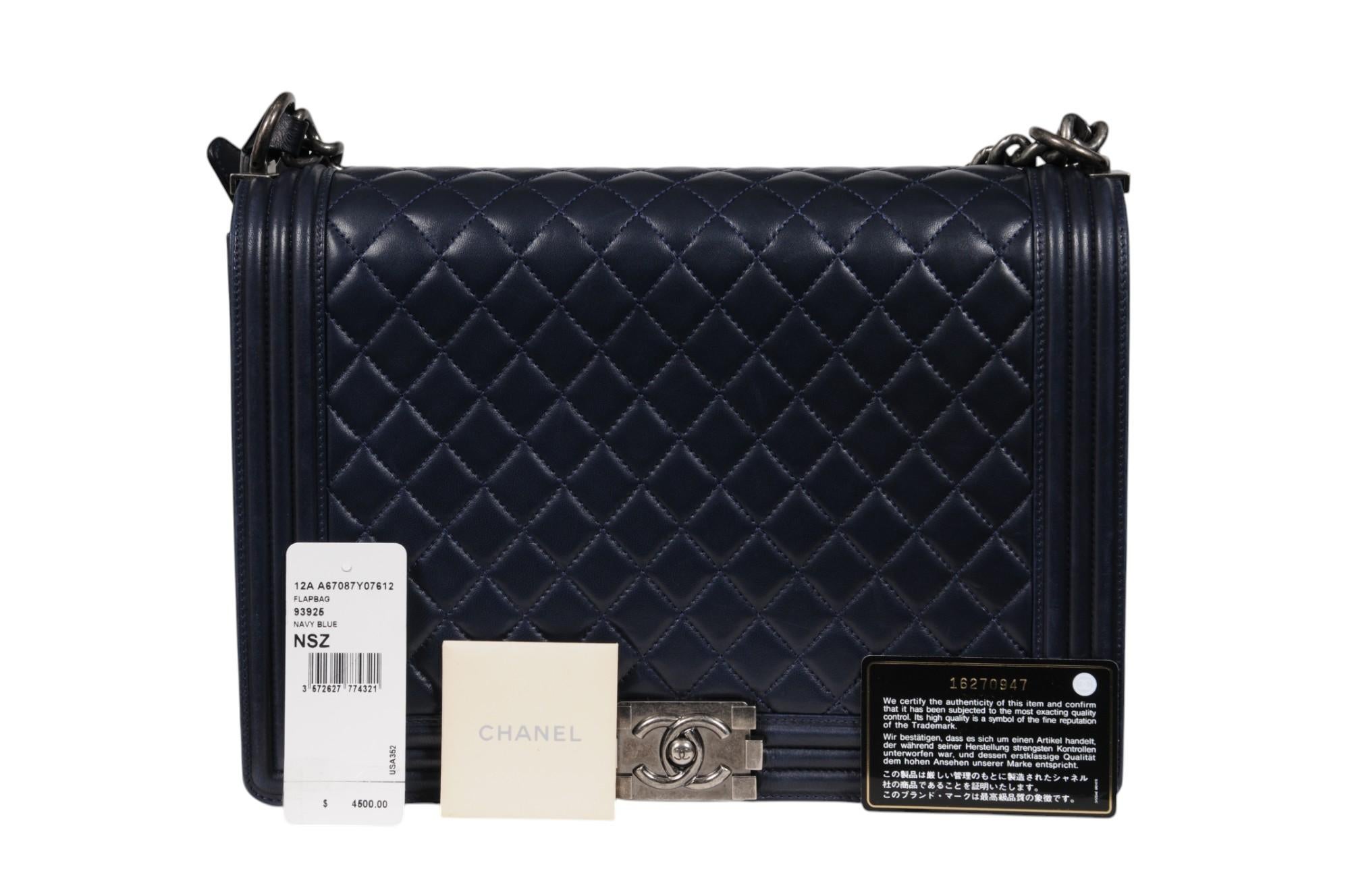 Chanel Große Junge Tasche Klappe Gesteppte Lammfell Marineblau Leder CC Logo Crossbody im Angebot 12