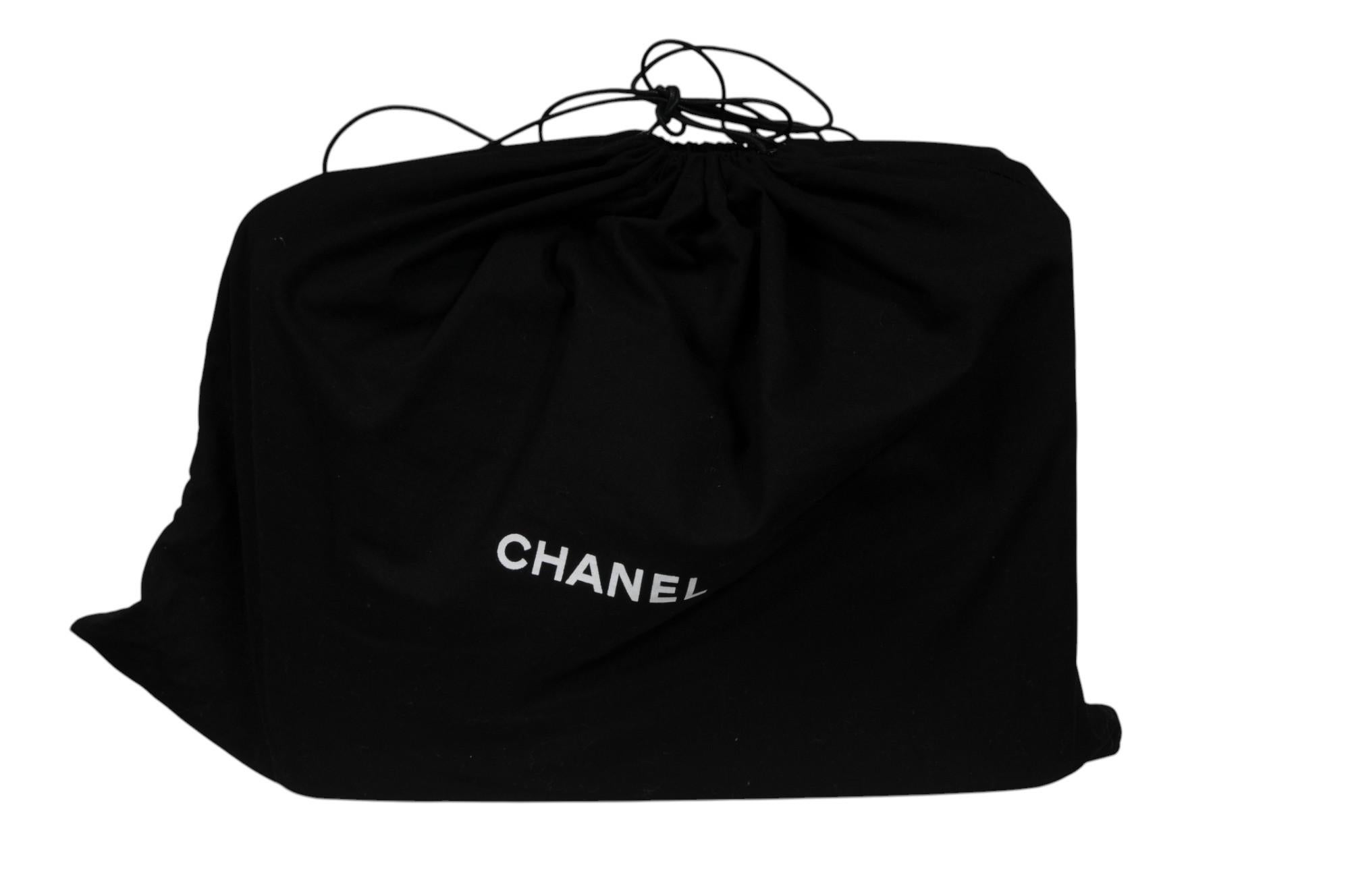 Chanel Große Junge Tasche Klappe Gesteppte Lammfell Marineblau Leder CC Logo Crossbody im Angebot 13