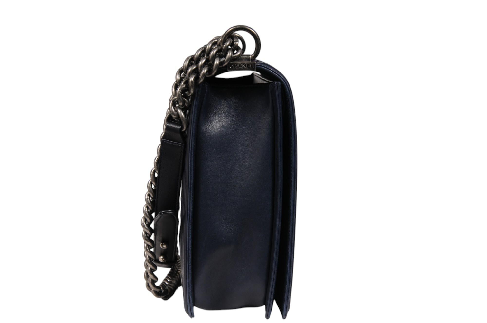 Chanel Große Junge Tasche Klappe Gesteppte Lammfell Marineblau Leder CC Logo Crossbody (Schwarz) im Angebot